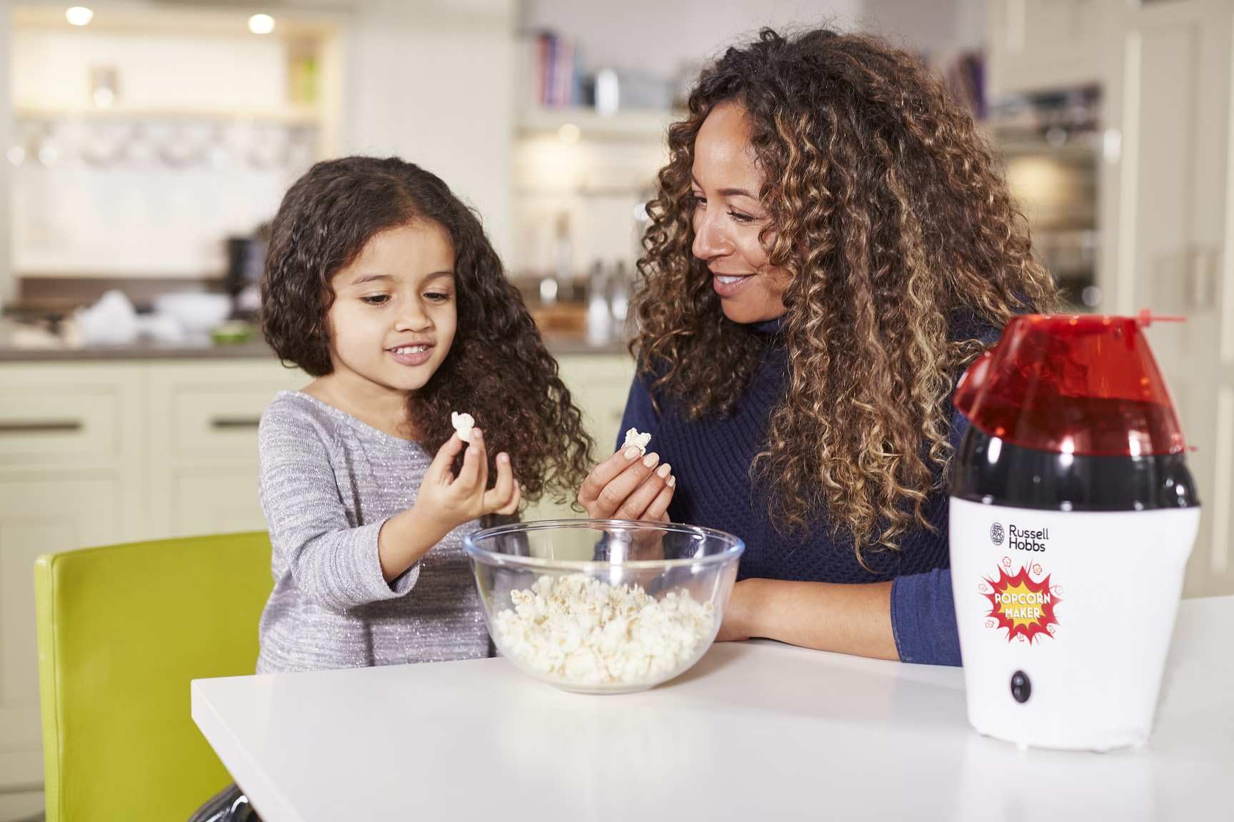 Russell Hobbs Máquina para Hacer Palomitas Fiesta - Palomitas Caseras, Sin Grasa Ni Aceite, Capacidad 12 Tazas, Incluye Cuchara de Medición, Tapa Extraíble, 1200 W, Blanco y Rojo - 24630-56