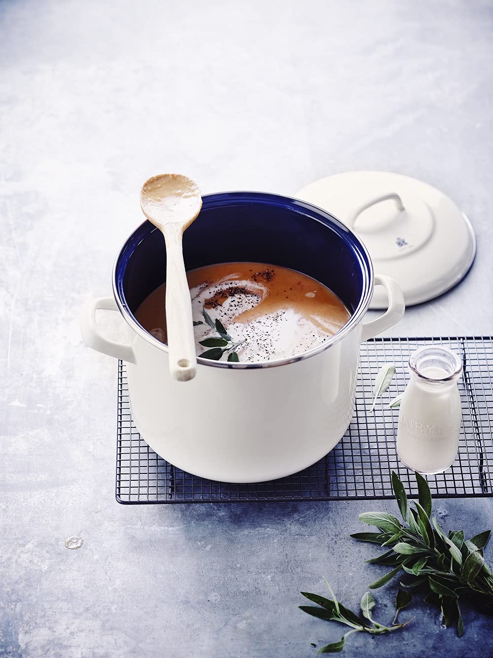 BK Indigo Pentola Smaltata del Patrimonio Olandese con Coperchio con Rivestimento Antiaderente Ceramico Senza PFAS, 24 cm/8,7 Litri, Induzione, Lavabile in Lavastoviglie, Sicuro al Forno, Crema