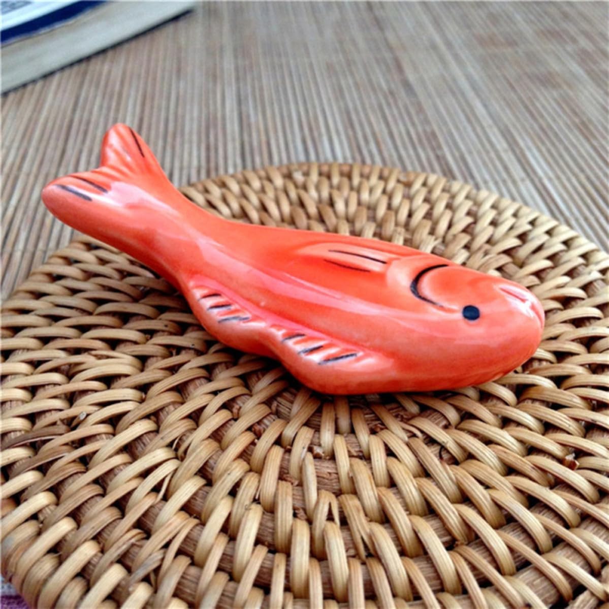 SHINEOFI 6pcs Ceramic Fish Shaped Chopstick Rest Holder Set, Creative Cyprinoid Design Tableware Holder for Dining Table Decor and Housewarming Gifts