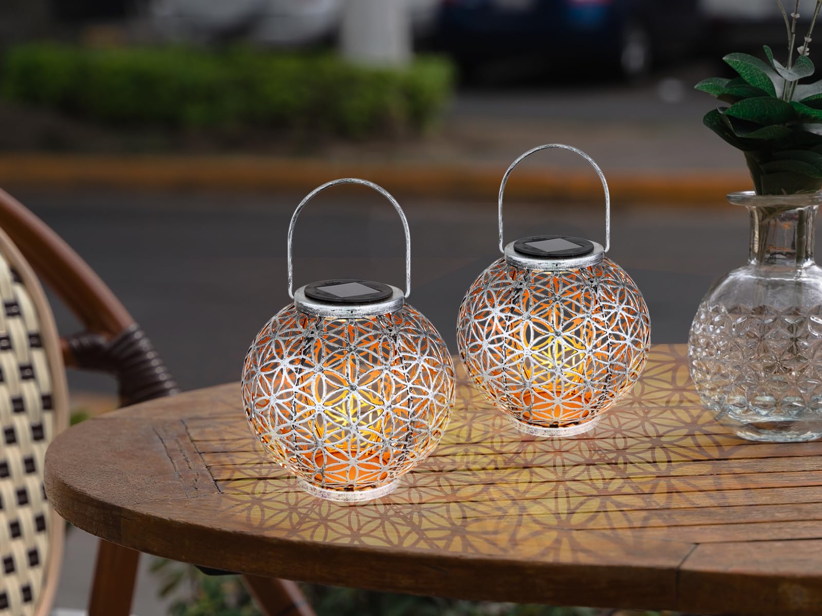 Set di 2 lanterne solari a sfera con punzonature decorative in argento antico e oro, Ø 20 cm