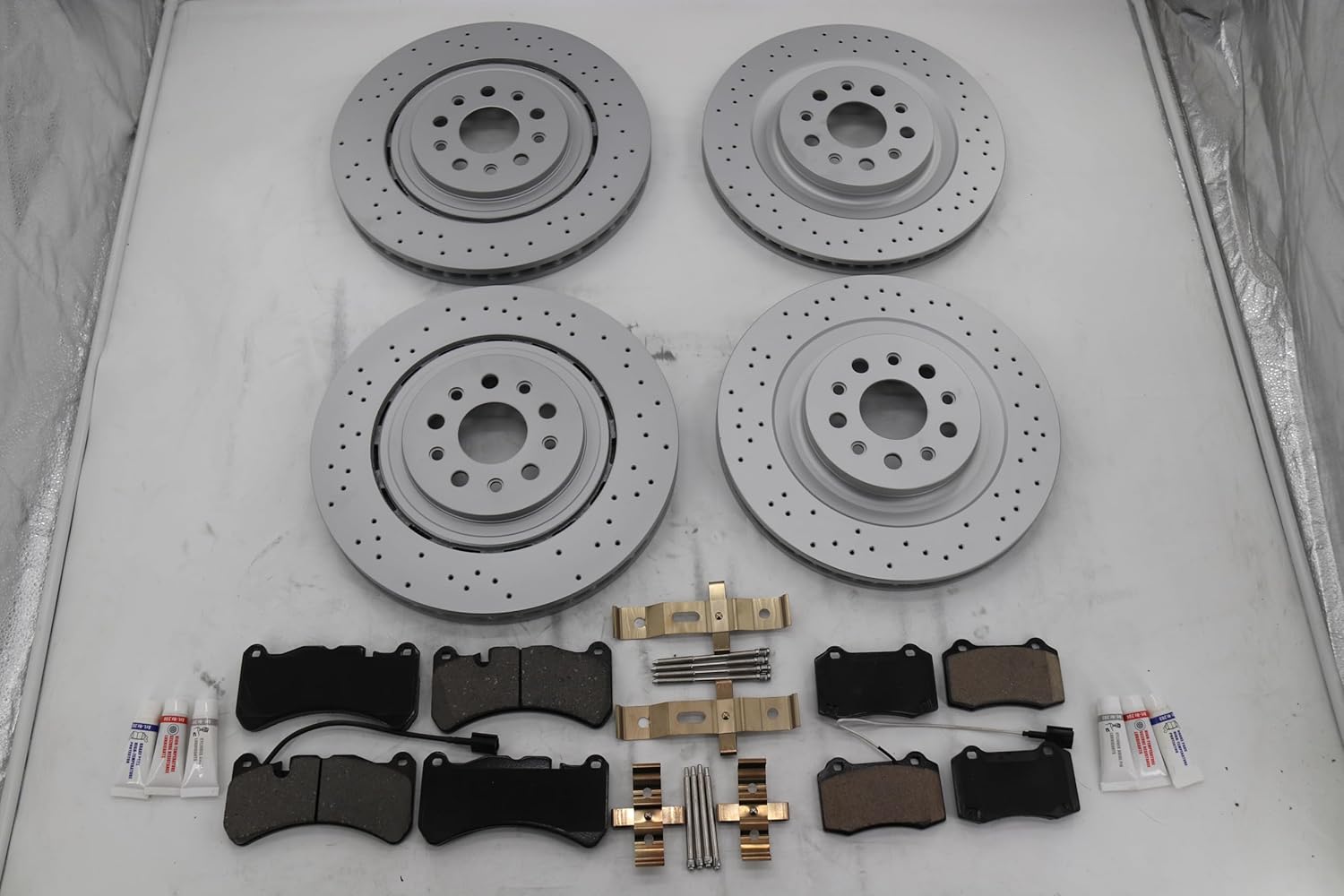 Brake Pads and Rotors Kit Front and Rear Compatible with Maserati Ghibli Sq4 Quattroporte Front and Rear Rotors Brake Pads Set (670031597 * 2+980156007)