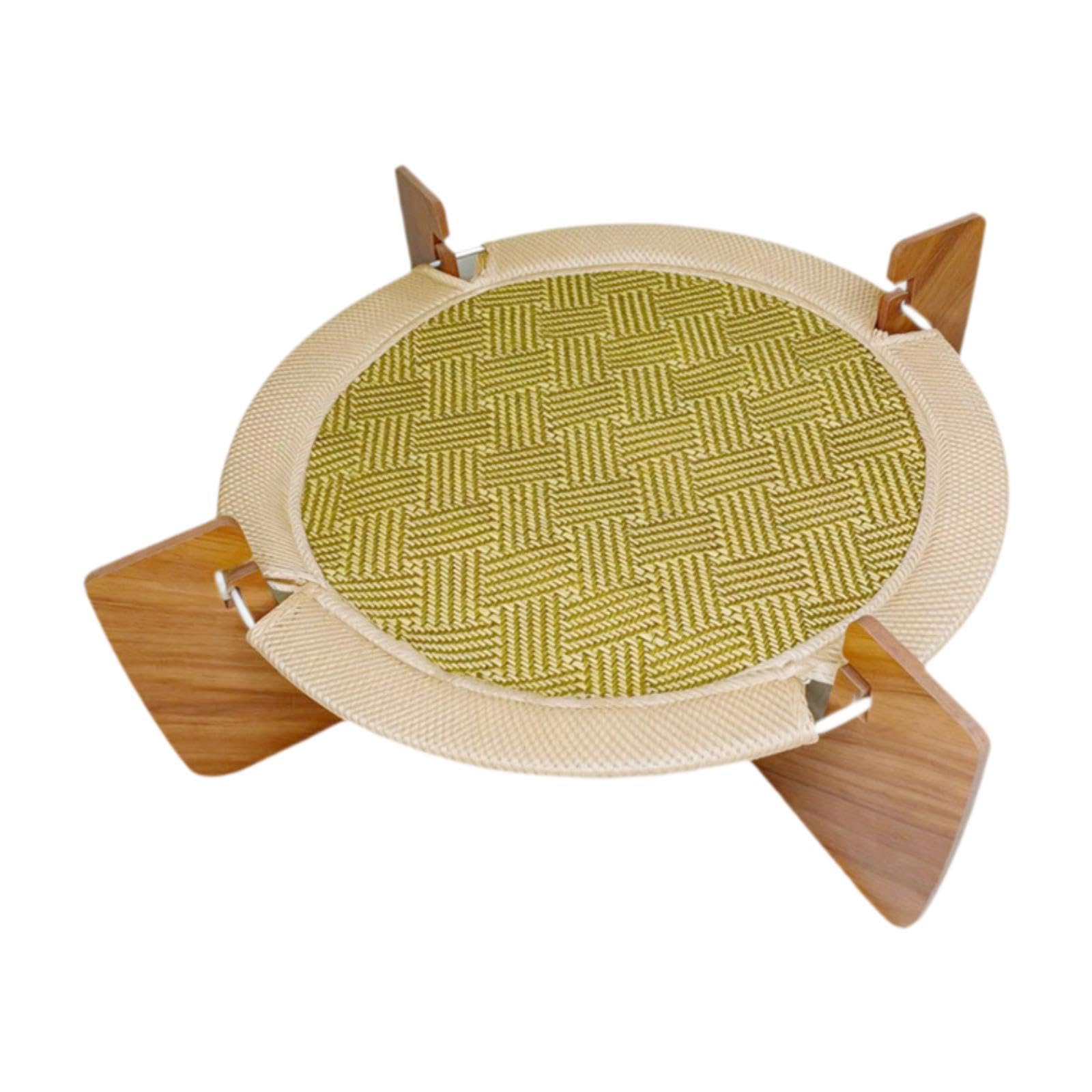 Lit surélevé pour chat et panier en rotin pour une détente au salon
