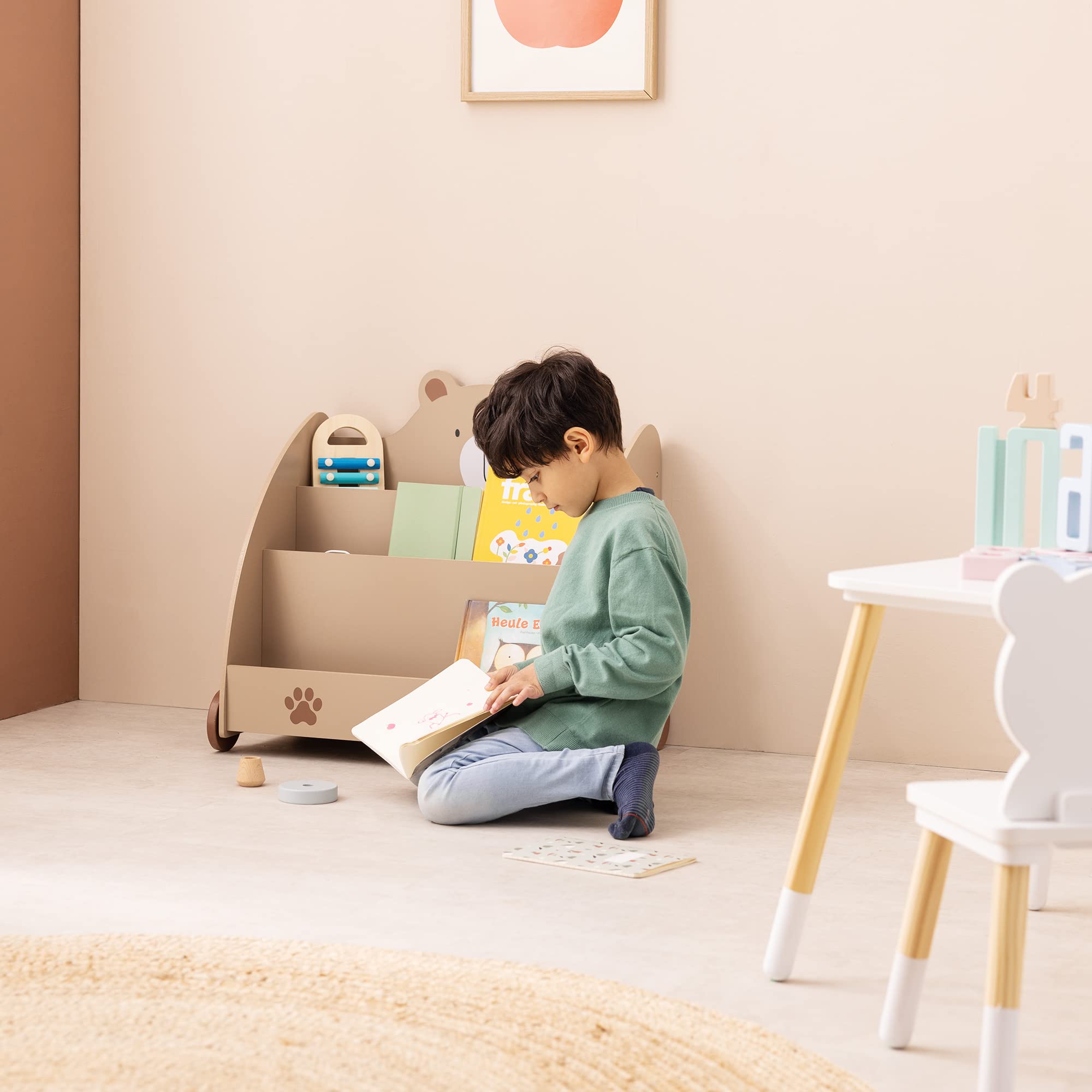 Navaris Bücherregal für Kinder - Kinderzimmer Regal für Bücher und Spielzeug aus Holz - 60 x 58 x 40 cm - Buchregal mit Rollen - Organizer Braun Bär