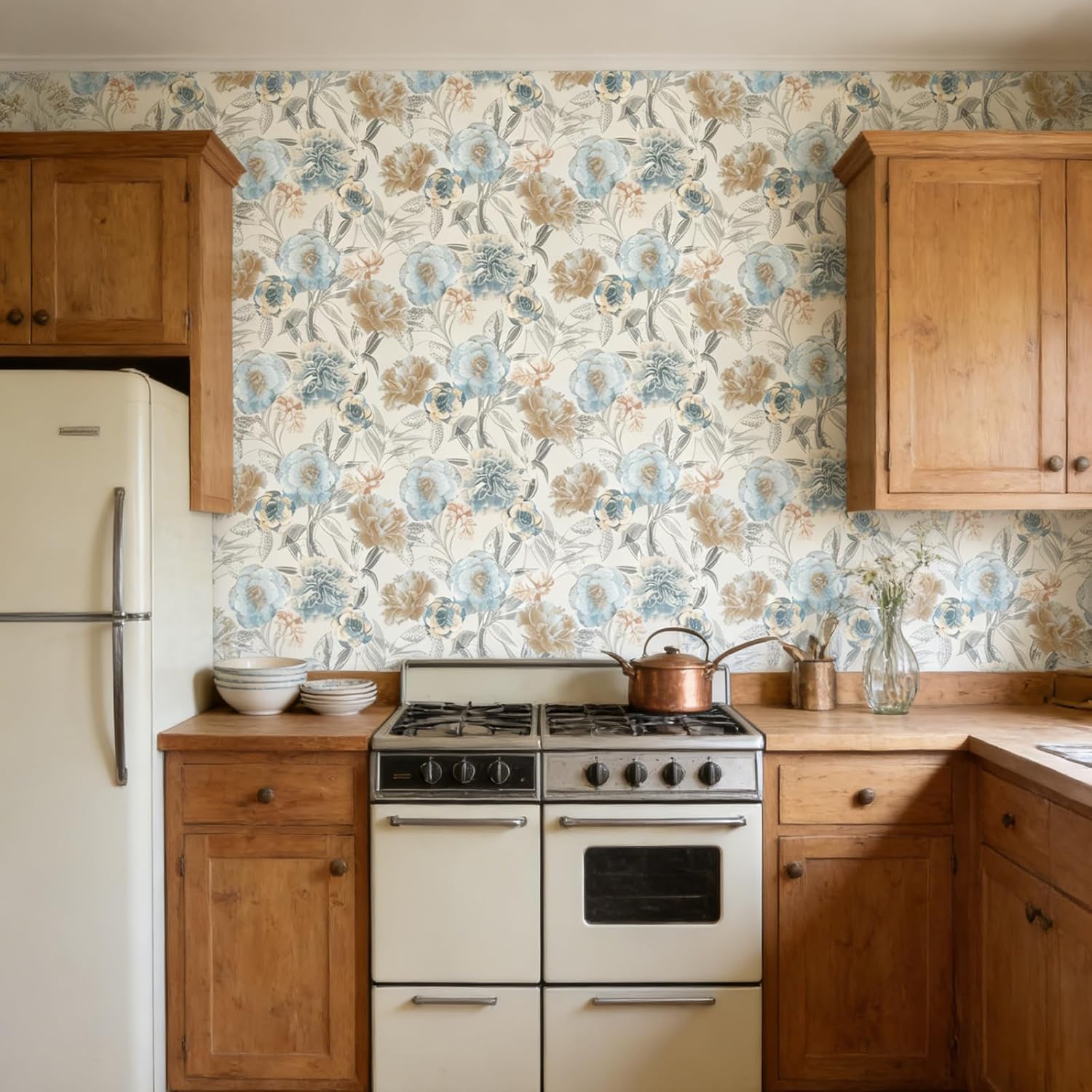 Vintage Damask Peel and Stick Wallpaper, Waterproof Wall Covering in Blue and Beige Floral Pattern, 44 x 300 cm, Self-Adhesive, for Bedroom and Bathroom