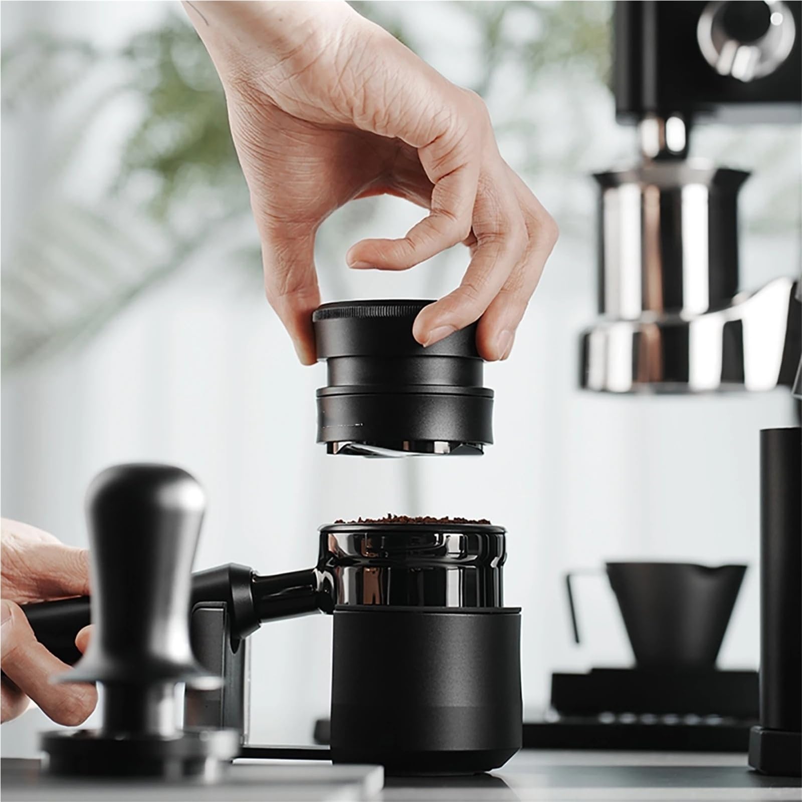 Compatible for distribuidor de gravedad 51/58 mm. | Nivelador de acero inoxidable y nogal for una preparación consistente de espresso.