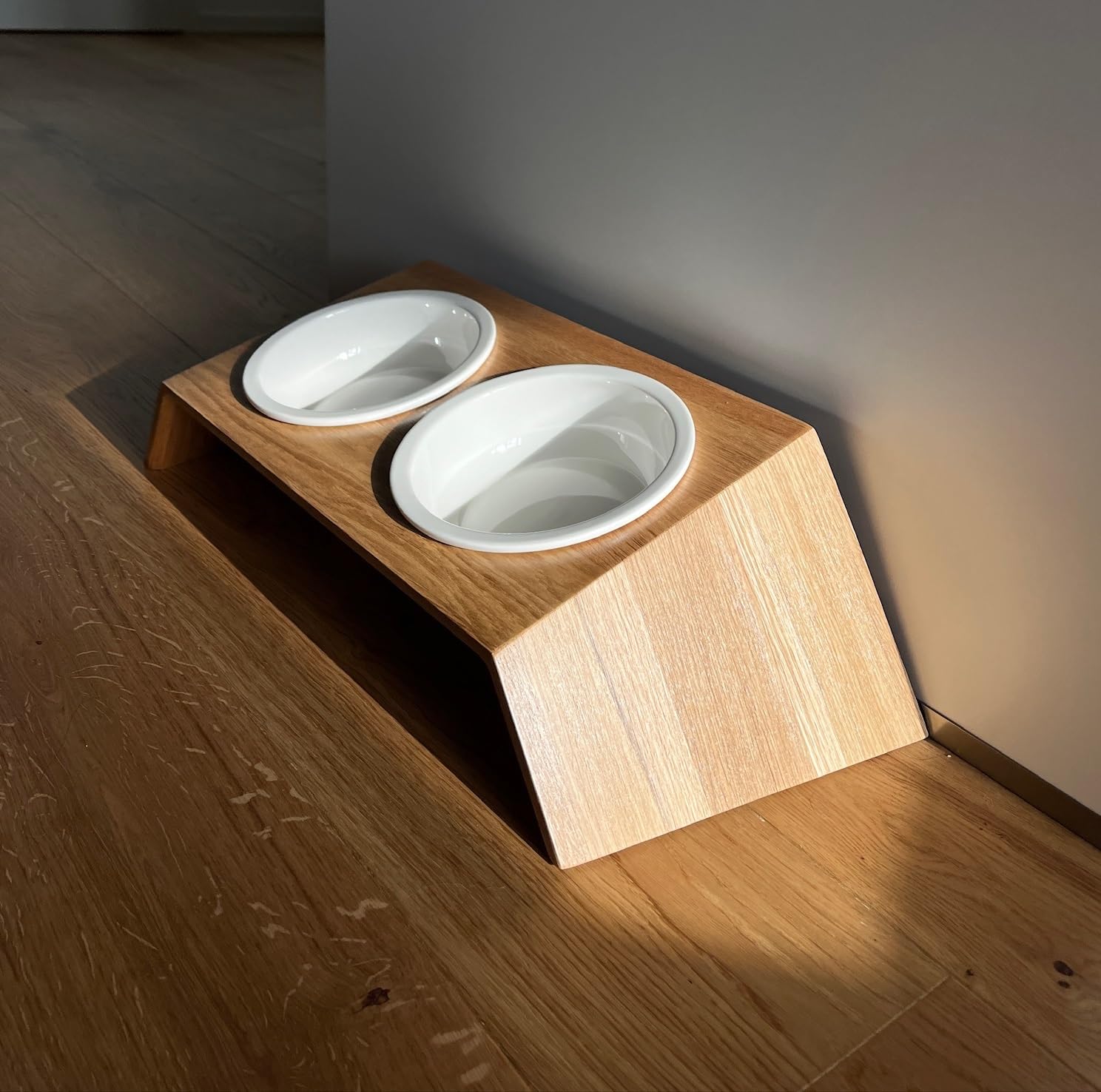 Futternapf Station für Hunde aus Holz mit 2 Keramikschüsseln – Erhöhter Fressnapf mit ergonomischer Neigung, rutschfest, stylisches Design für kleine & mittlere Hunde