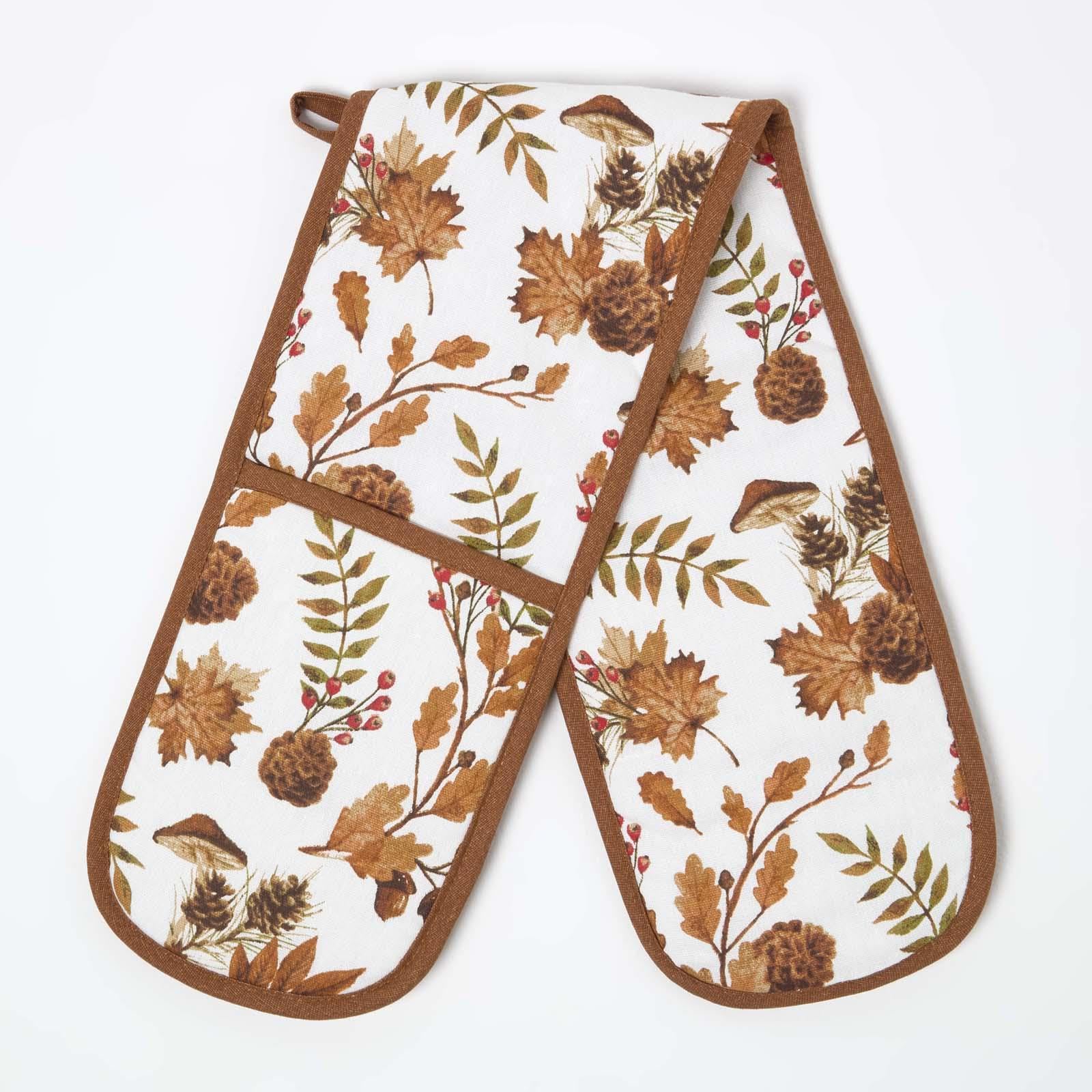 HOMESCAPES Premium Christmas Oven Gloves Heat Resistant, 100% Cotton, Xmas Santa Gonks, Heavy Duty Double Oven Gloves, Potholders for Chefs, Kitchen, Cooking, Baking & Grilling