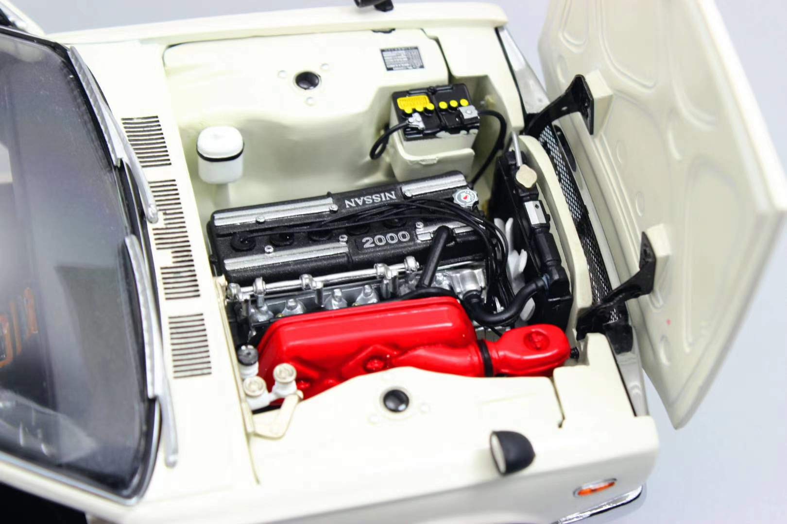 Amazon | KYOSHO 1/18 スカイライン 2000 GT-R KPGC10 ホワイト 完成品