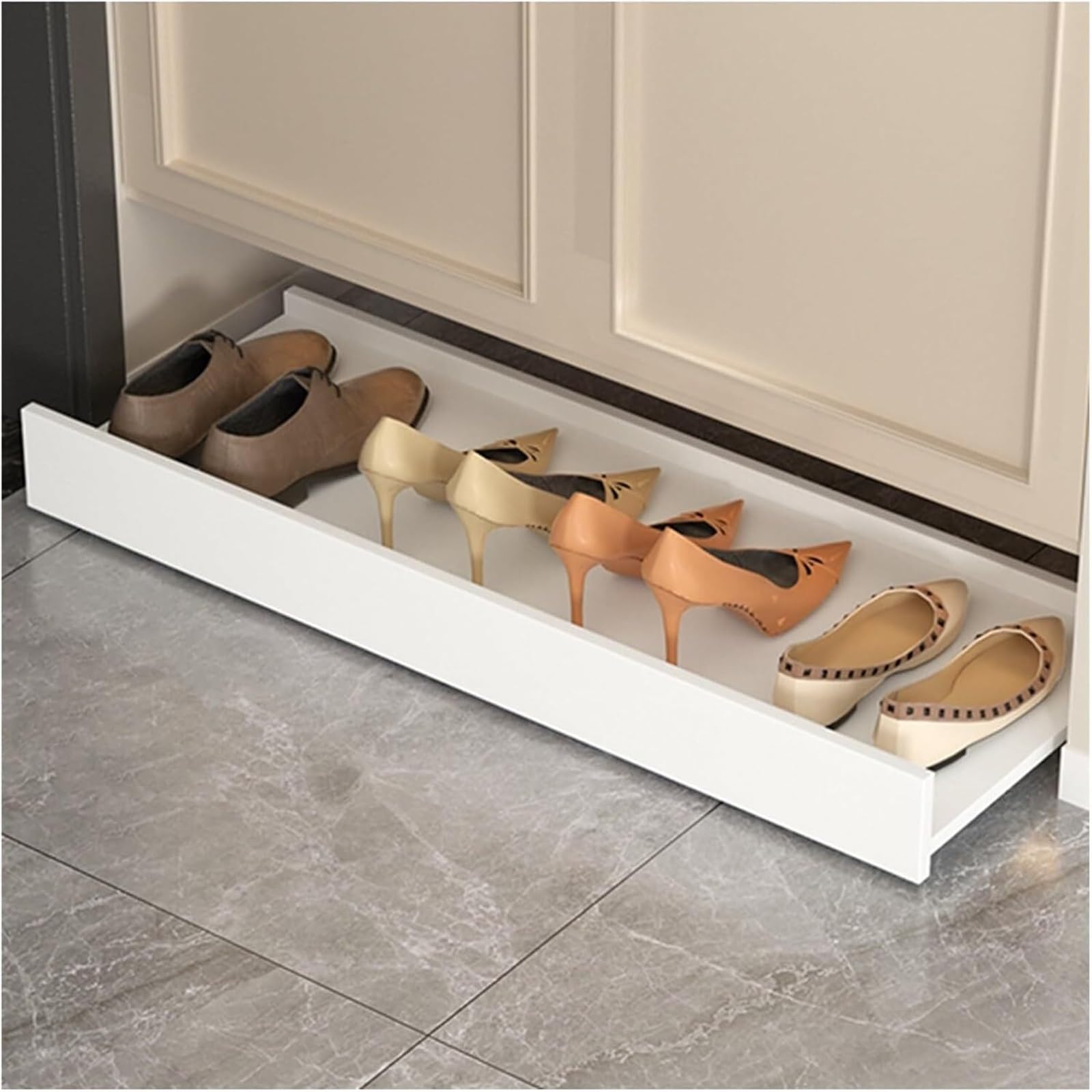 Baskets et bottes bien rangées avec l'étagère à chaussures coulissante compacte
