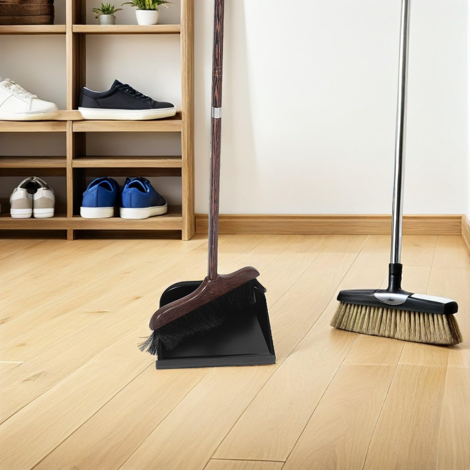 Juego de Escoba y Recogedor de Pie 1 Set Madera Cerdas | Color Café, Uso Interior y Oficina, Construcción Robusta con Mango Elegante y Diseño Moderno