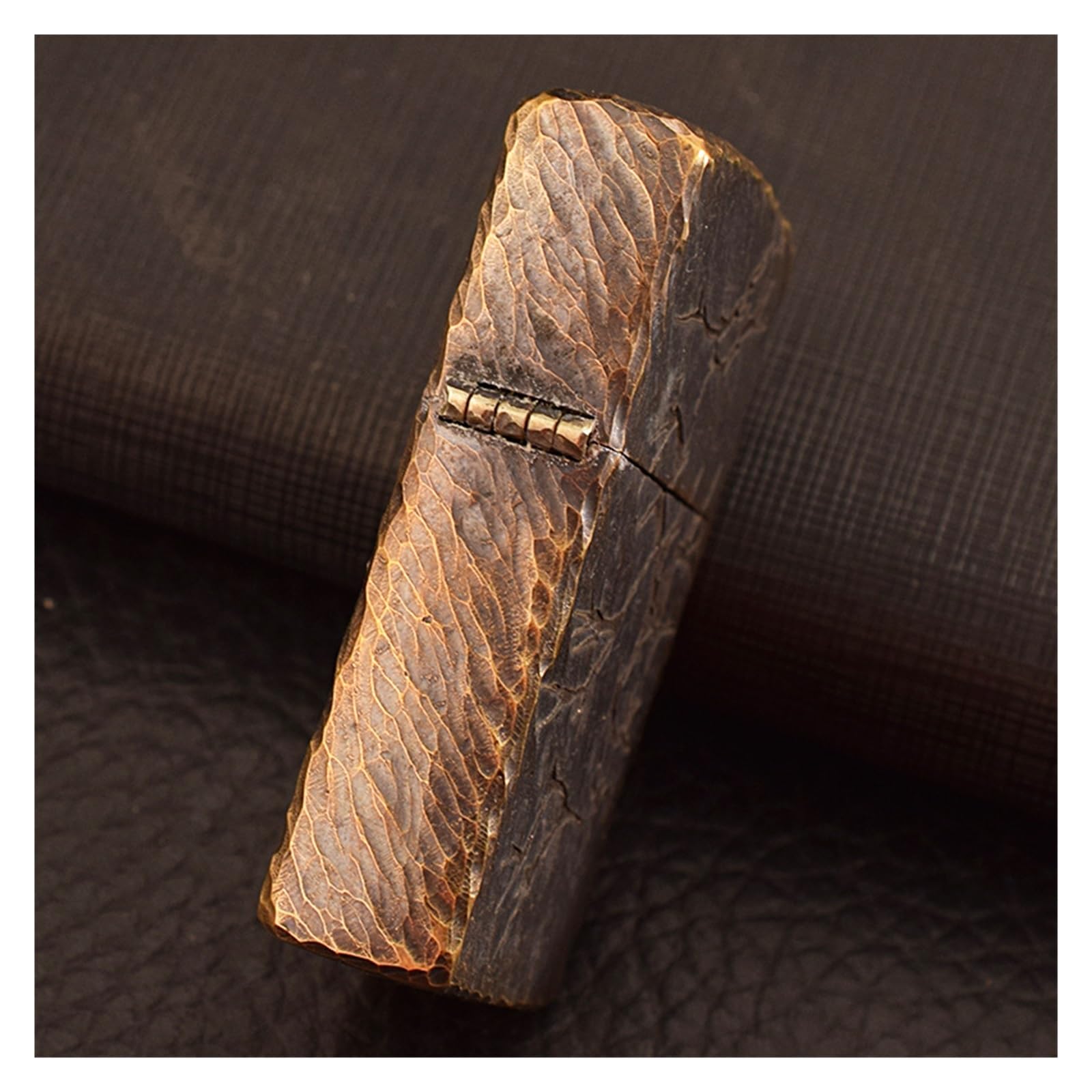 Zapalniczka naftowa w stylu vintage, wytłaczany metal, klapka, wiatroszczelny, miękki płomień, zapłon ściernicy, do wielokrotnego napełniania (paliwo nie jest dołączone)