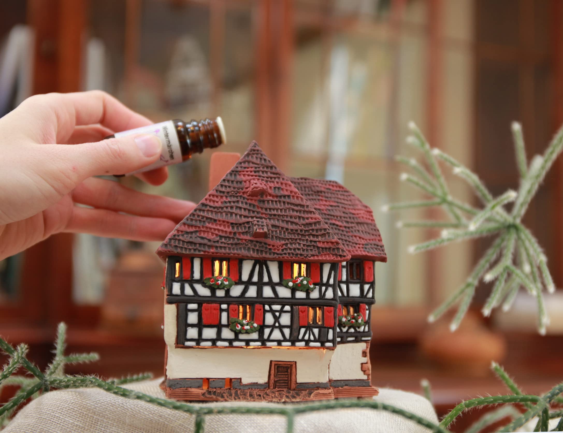 Ceramiczny aromat domku świetlnego, rękodzieło, miniaturka artystyczna, stary historyczny dom z muru pruskiego w Obernai, Alzacja, B256AR