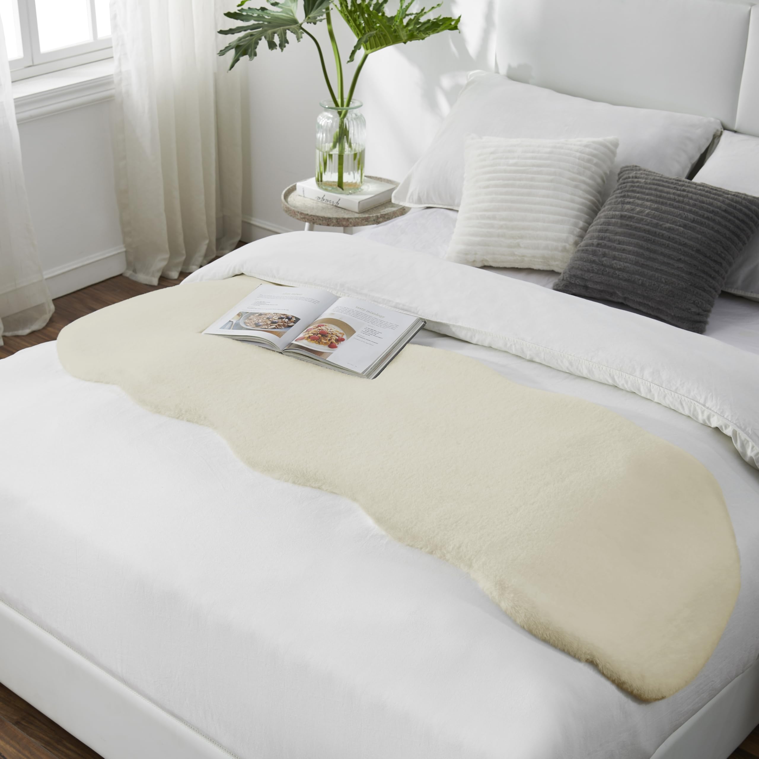 Kunst-Fell-Teppich Kurzflor | Flauschiger Teppich-Läufer für Schlafzimmer, Wohnzimmer oder als Kinderzimmer Deko | rutschfest und waschbar in Waschmaschine | Creme - Fell 55x160cm