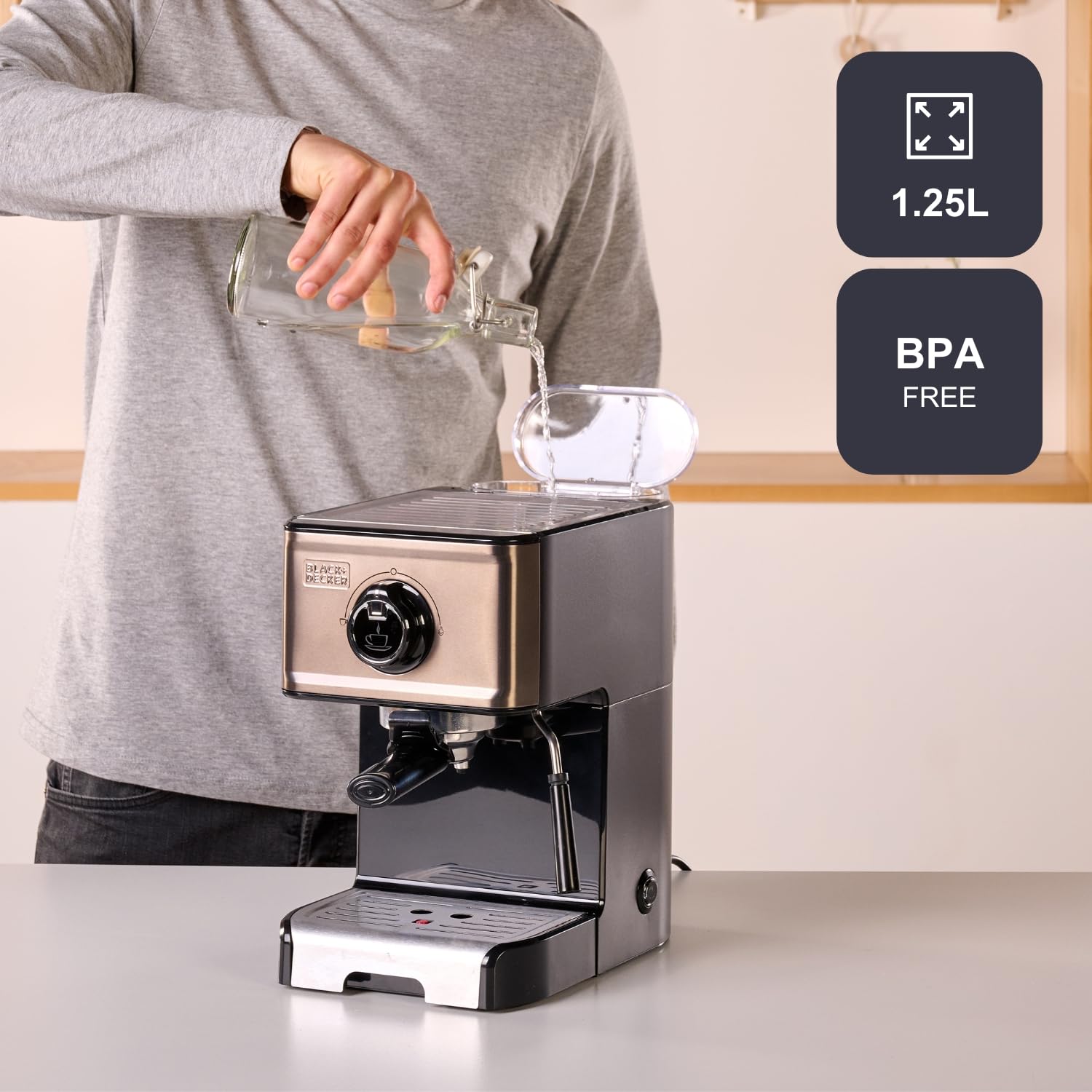 BLACK+DECKER BXCO1200E - Machine à Expresso 1200 W, 15 Bars, Réservoir 1,2 L, pour Dosette et Moulu, 2 Tasses, Buse Vapeur, Plaque Chauffante, Noir et Inox
