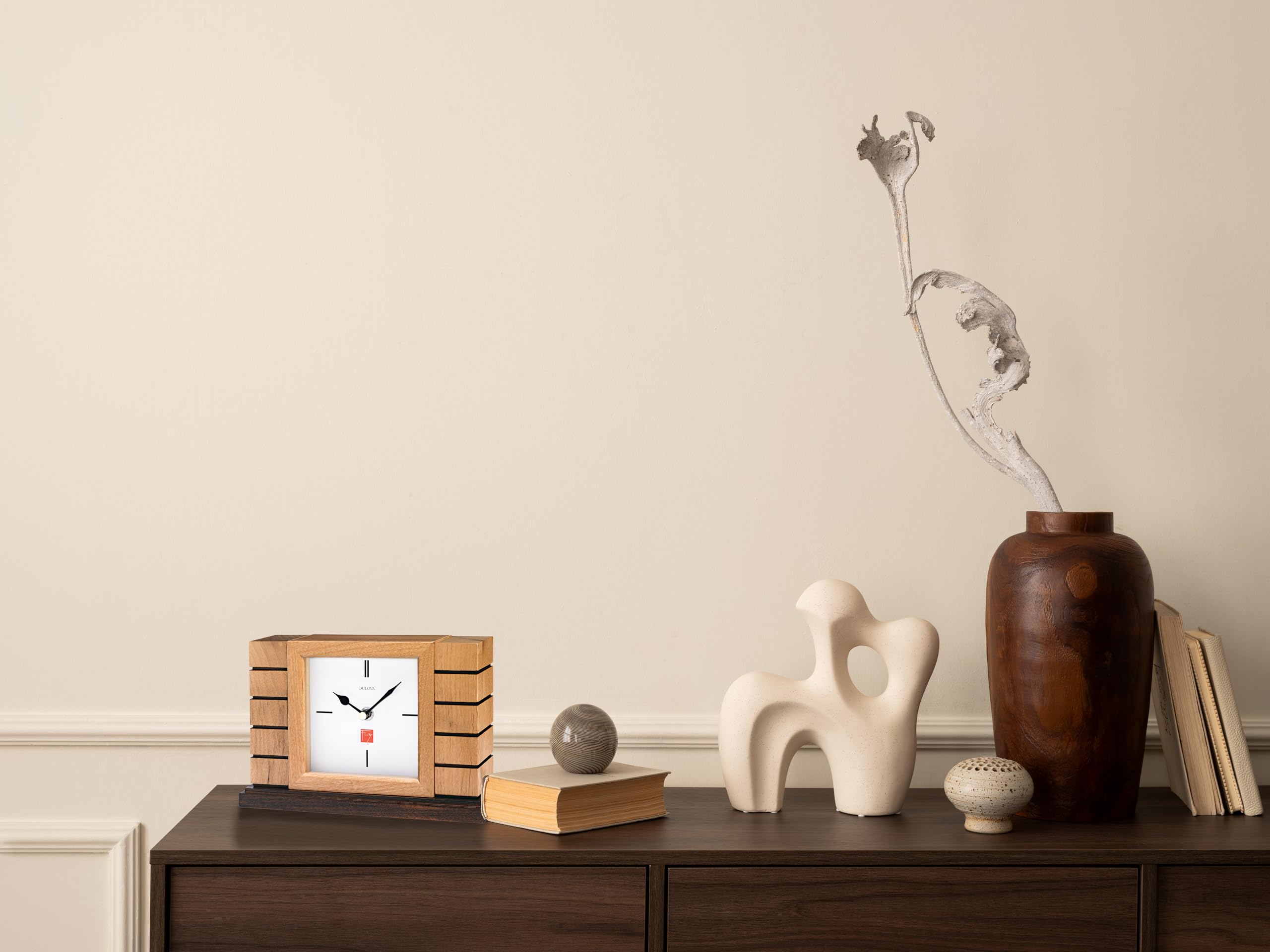 Bulova B1659 Usonian II Frank Lloyd Wright - Reloj de Mesa, Madera Dura, Acabado Natural con Base de Tinte de Nogal