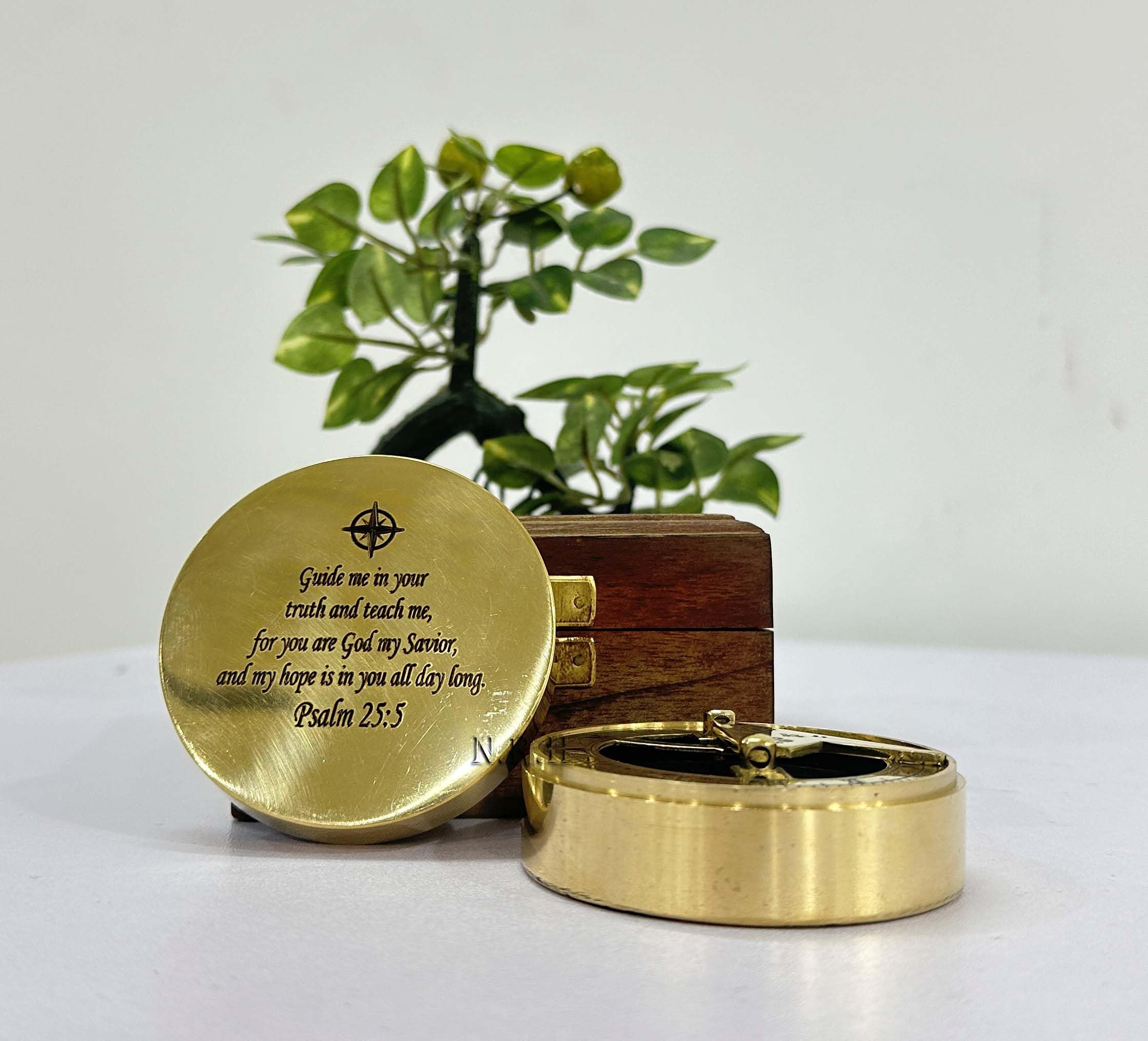 Brújula grabada con caja de madera marrón con texto en inglés «Your Teacher For Teachers Day Working Direction»