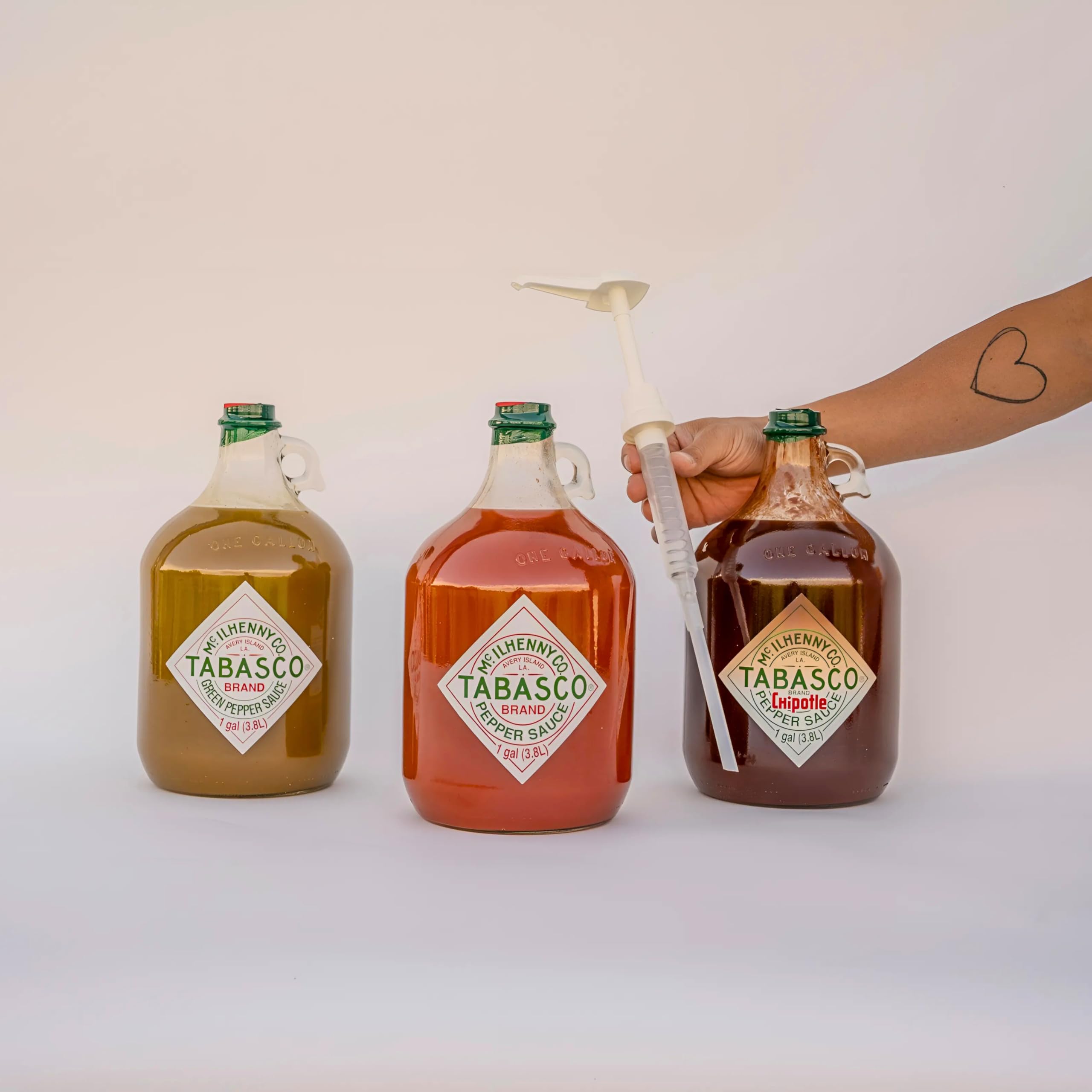 Tabasco Original Red - Salsa al peperoncino, 3780 ml, la bottiglia più grande in commercio, formato convenienza, 25 volte più grande, perfetta per la gastronomia e come regalo (originale + pompetta)