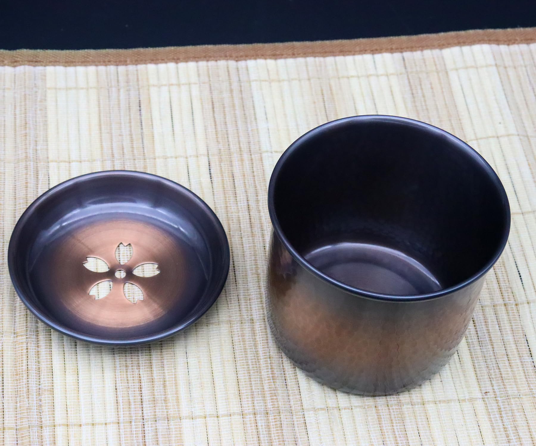 【新品】【未使用】　茶道具　鎚目純銅　建水 Amazon｜新光堂 日本製 純銅 建水（小）赤銅仕上げ 鎚目 ギフト