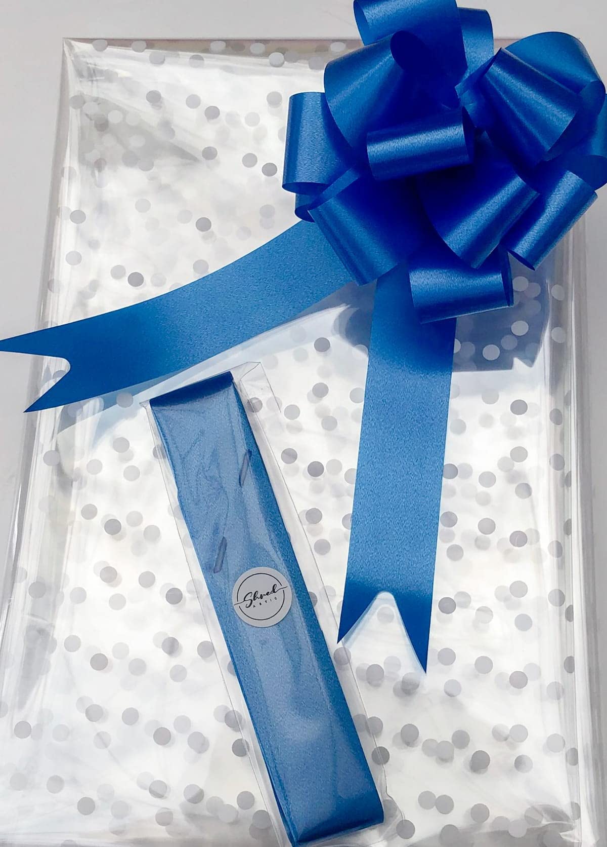 ShredAstic® White Dot Florist Cellophane wrap with 30mm Pull Bow (2 metres, Royal Blue)
