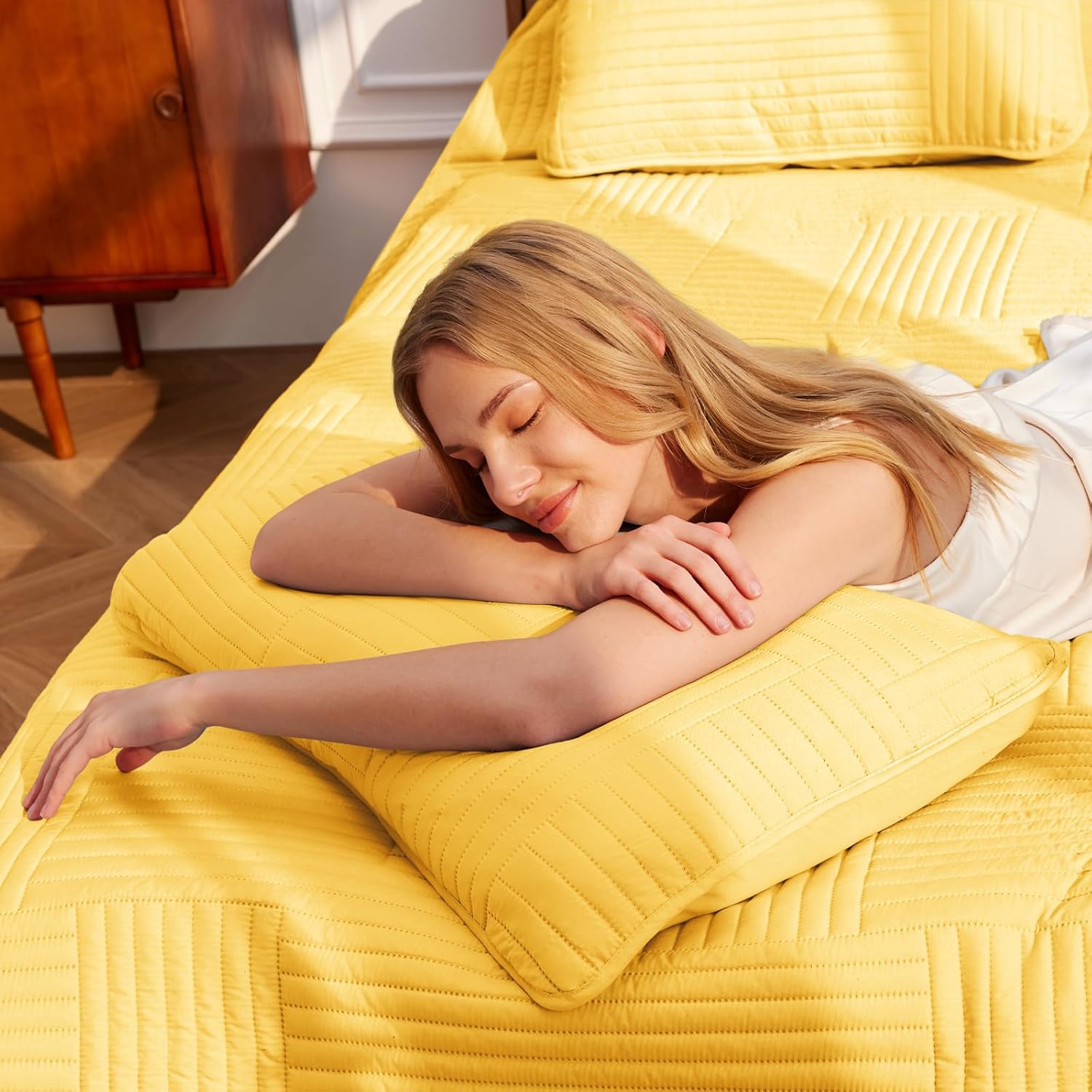 Whale Flotilla Ultra Soft King Quilt Bedding Set, Lightweight Microfiber Yellow Quilts Bedspreads Oversized, 3 Piece Ultrasonic Geometric Coverlet Bed Cover for All Seasons
