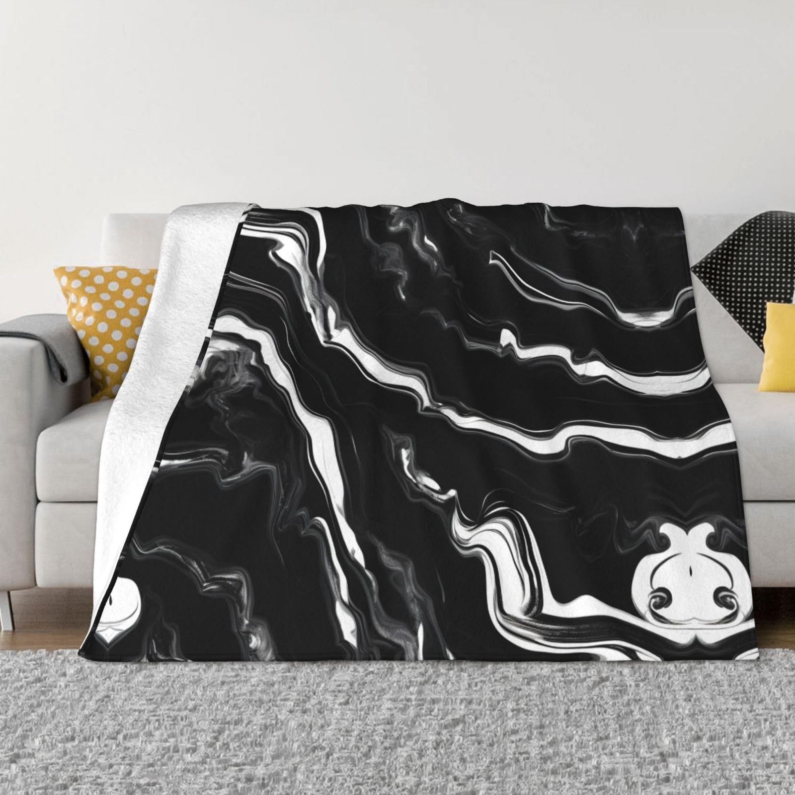 Couverture douce motif marbre pour vos soirées cocooning sur le canapé