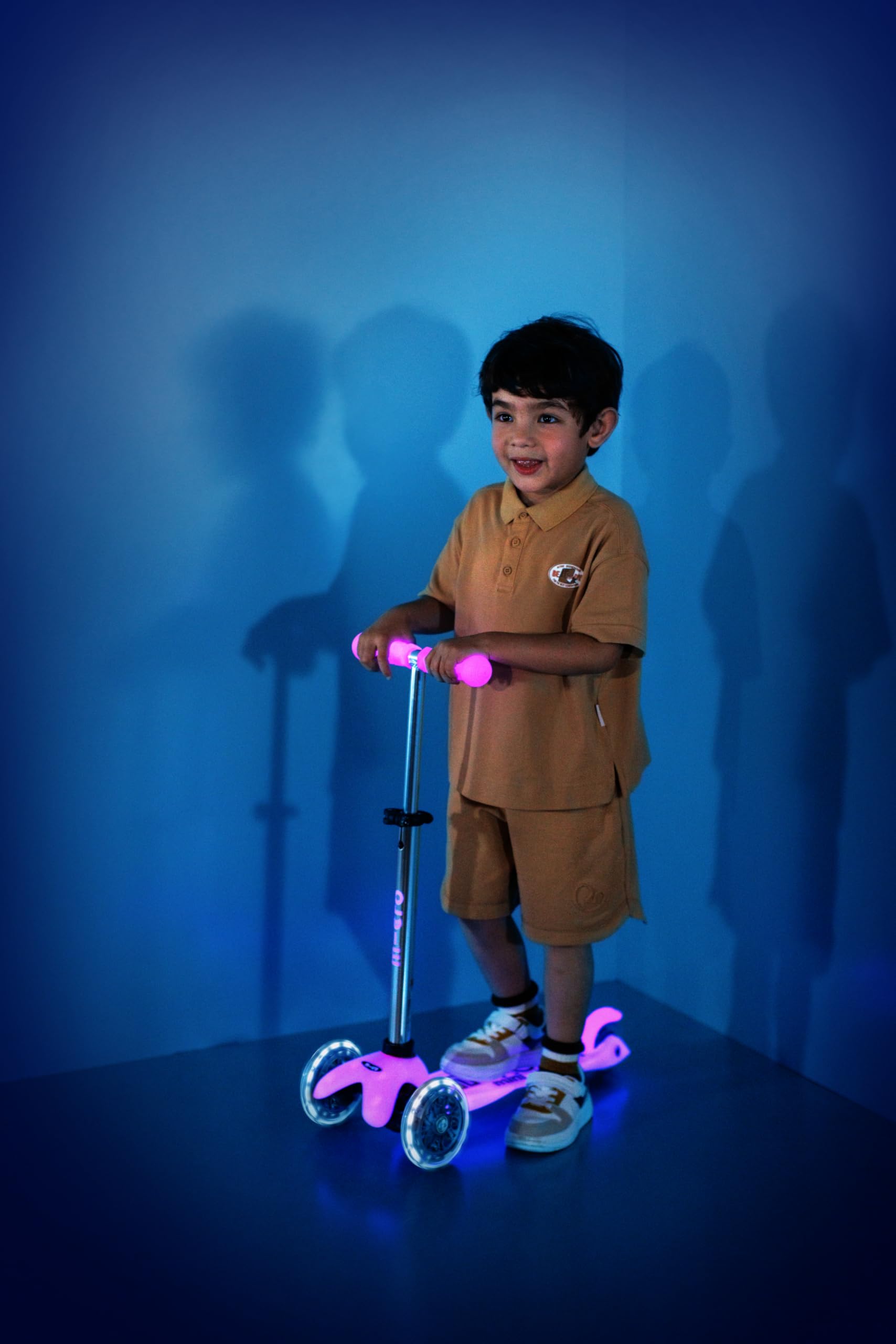 Micro Mini Deluxe Glow LED Patinete 3 Ruedas Niños Niñas Plataforma Brilla Oscuridad Ruedas Luz LED Regulable 2-5 Años