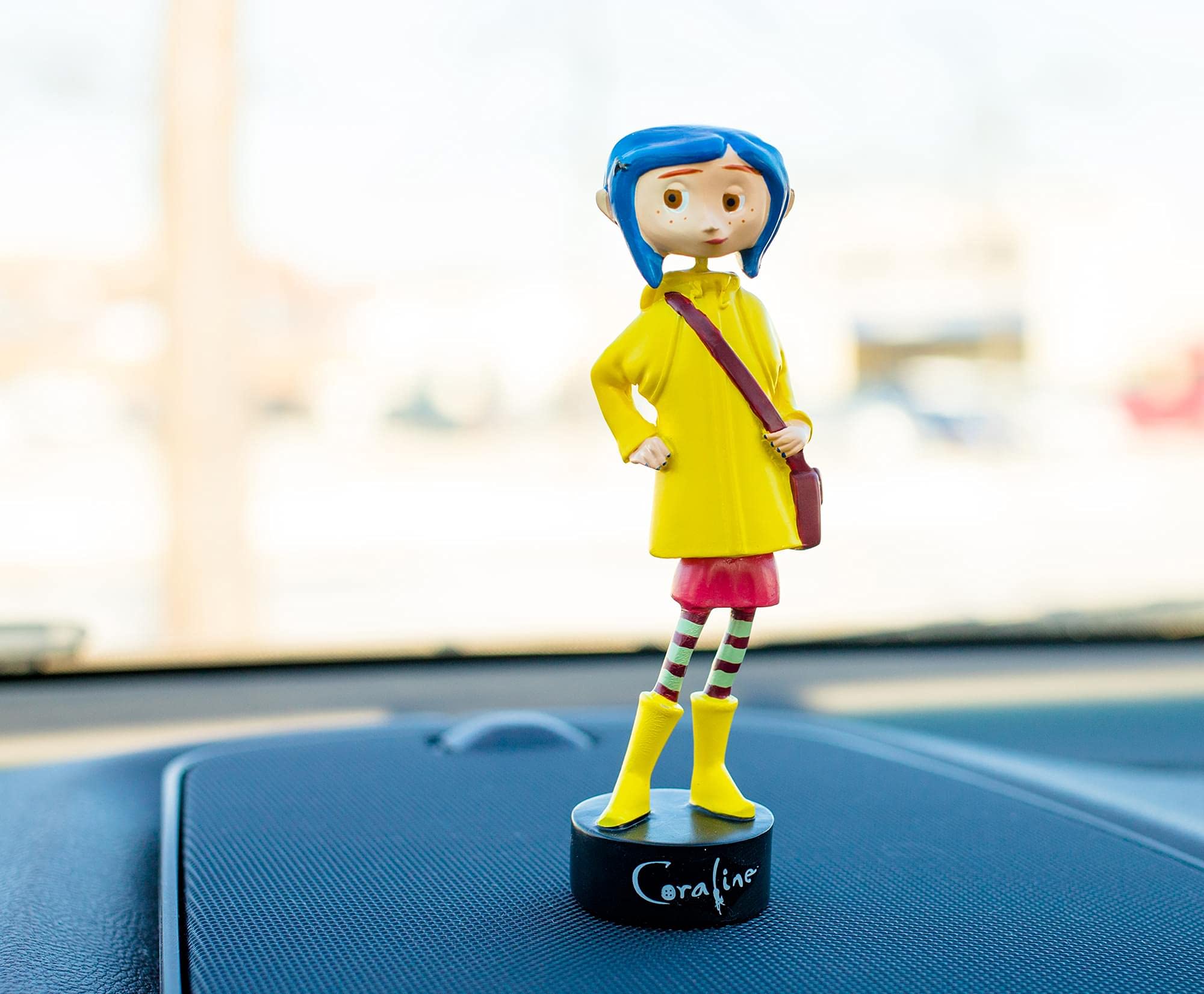 Koralina w płaszczu przeciwdeszczowym, figurka z pomponem z PCW, kolekcjonerska figurka Bobblehead, akcesoria do zabawek na biurko, nowość prezenty do dekoracji domu, biura, 13 cm wysokości