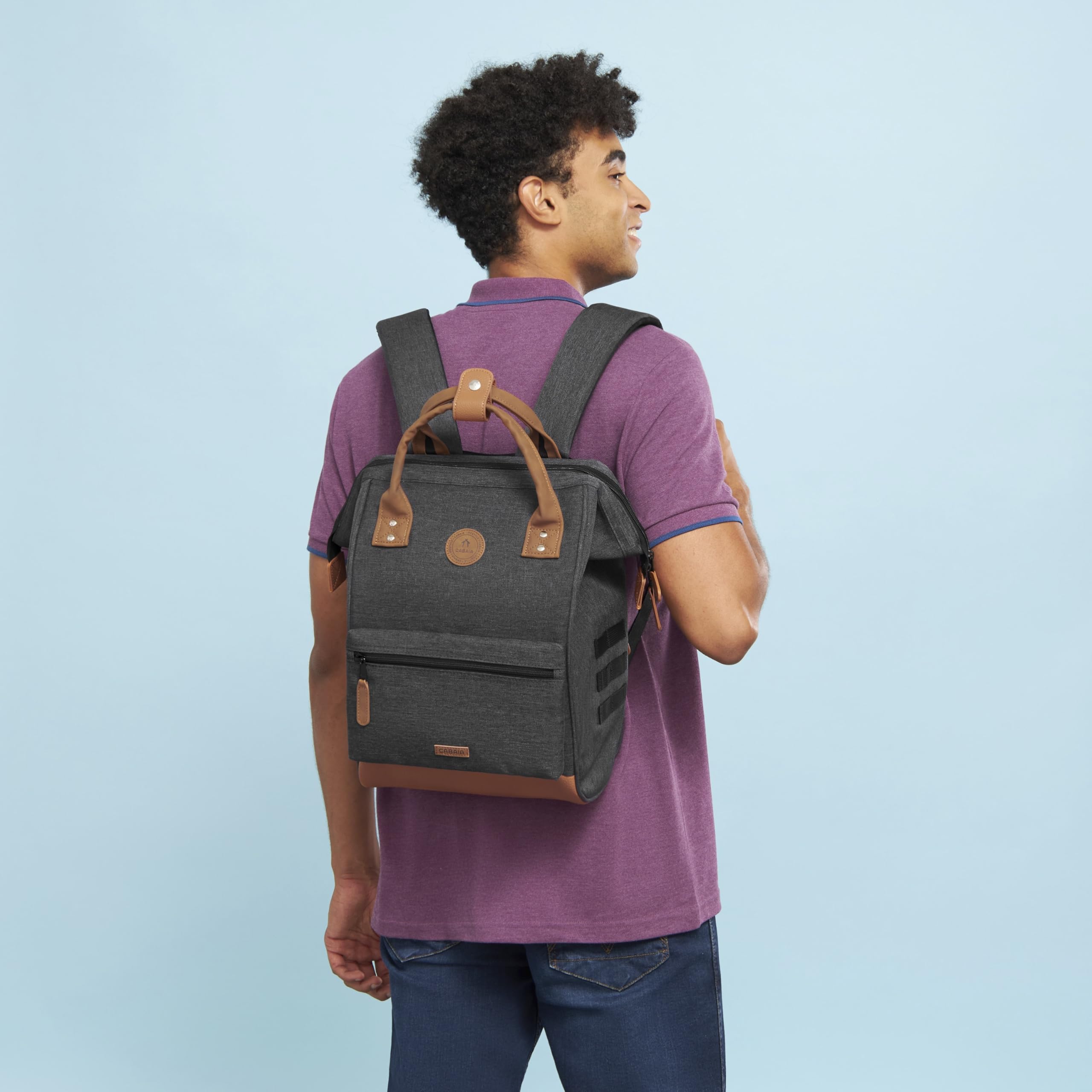 CABAIA Sac à Dos Adventurer Londres 18L - Ordinateur 13" - Déperlant | Bagage cabine · Ouverture grand angle · Système MOLLE pochettes interchangeables · Certifié Vegan · Conçu pour durer