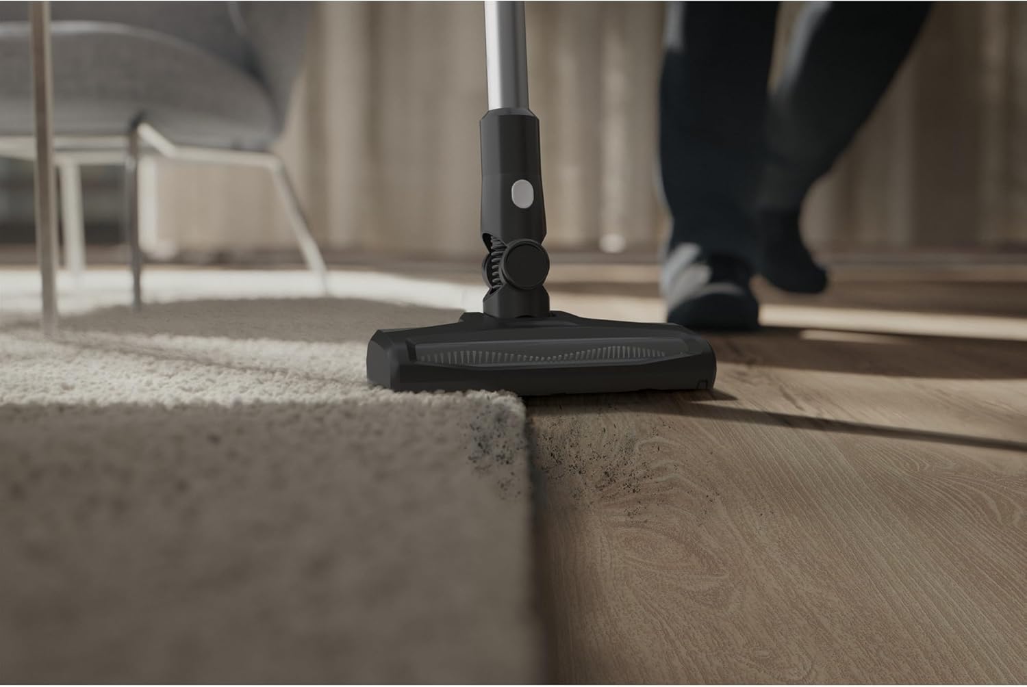 Vacuum cleaner head transitioning from carpet to hard floor