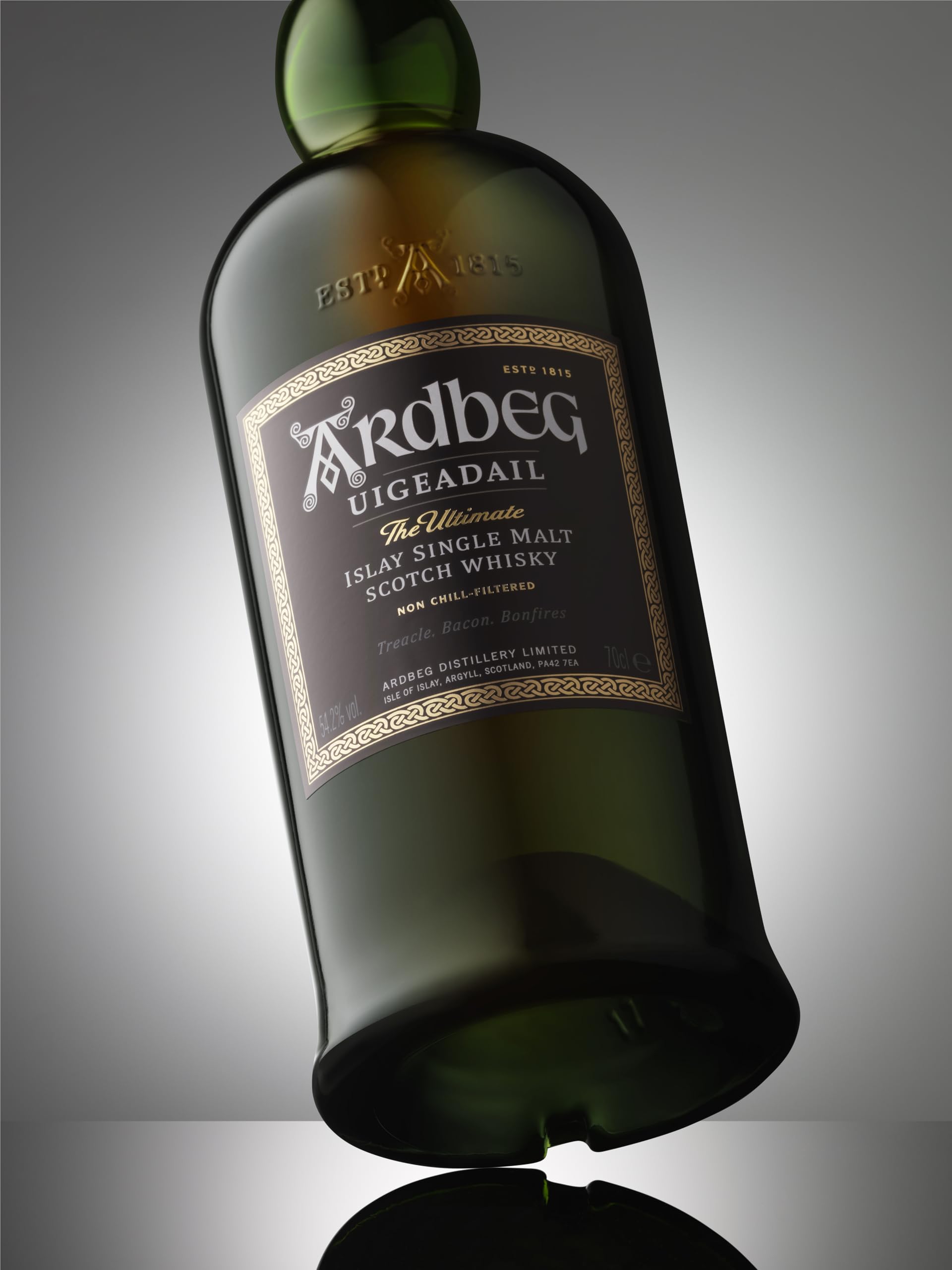 Ardbeg Uigeadail Whisky Single Malt 70cl 54,2% | Whisky single malt 54,2%. Vieilli dans d'anciens fûts de sherry et de bourbon. Profil fumé et boisé.