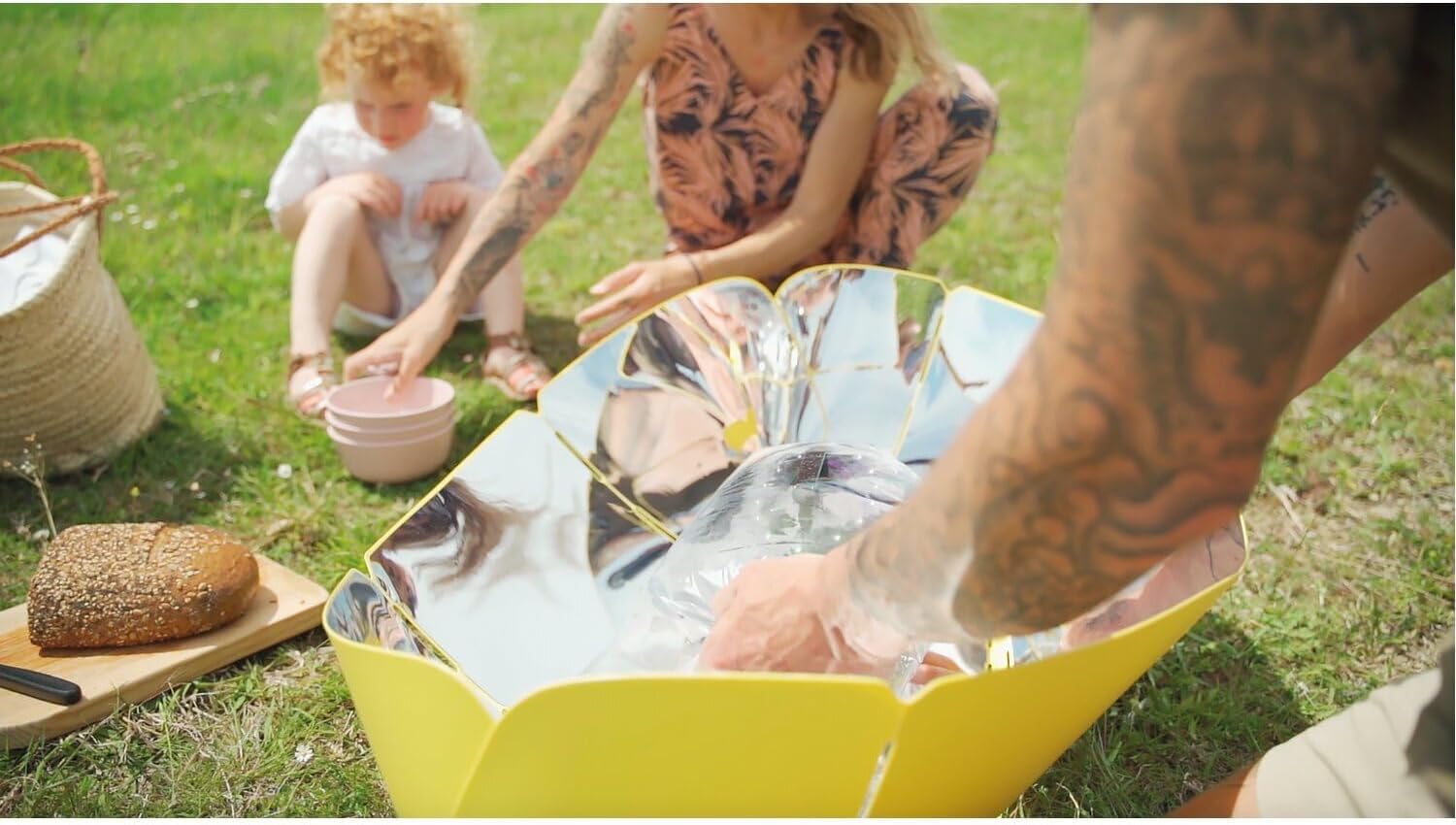 SunGood 360 Multi-Cooking Solar Oven for 2-3 People Cooking up to 240°C Portable Accessories Included