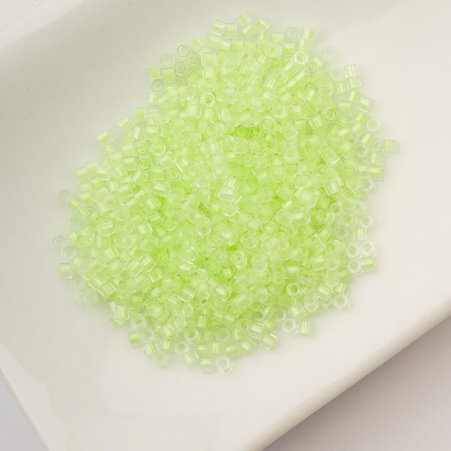 John Bead 25g Cylin Beads Light Green Glow in Dark 11/0 Glass Cylindrical Seed Beads for Jewelry Bracelets Necklaces Earrings Making Embroidery