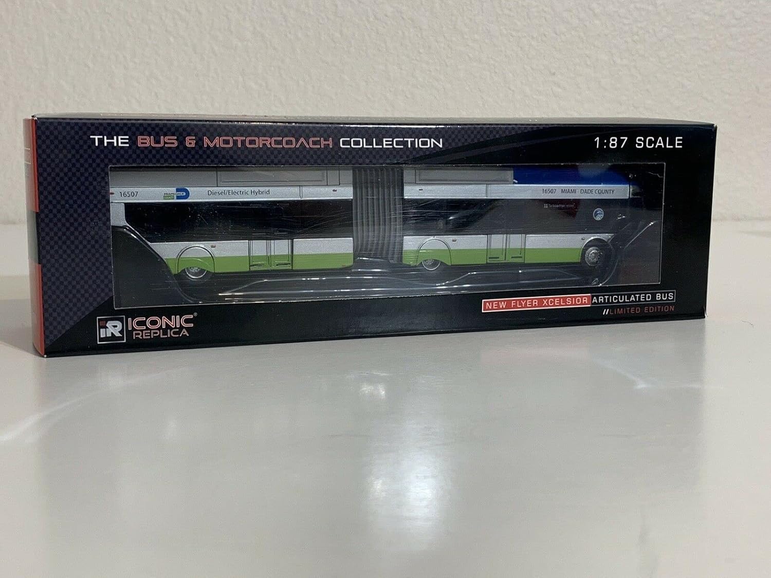 Iconic Replicas New Flyer Xcelsior Articulated Aerodynamic Model Bus Miami Dade County, Miami Florida HO Scale-1:87 Scale