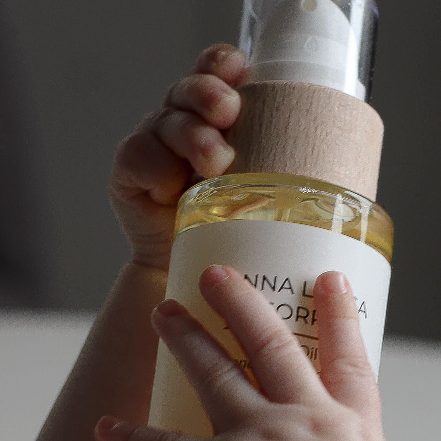 Alisea Parma Nanna Lunga un Sorriso, Olio Nutriente con mandorle dolci e Vitamina E. Per i primi massaggi al neonato, sicuro in gravidanza e alleato contro le smagliature. 125ml.
