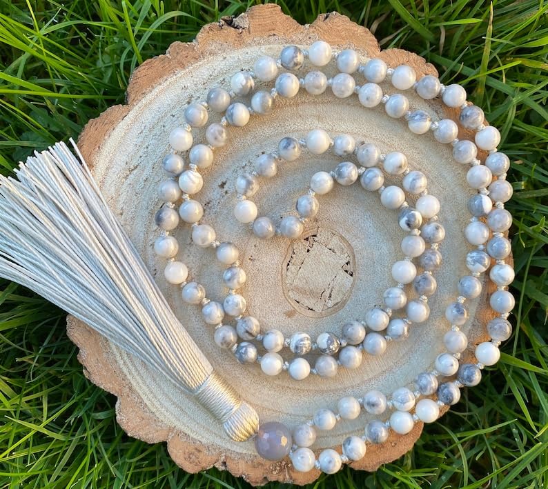 Cuentas Mala de piedra de ágata gris y howlita, collar de 108 mala, nudo mala, collar WWG, joyería de yoga, cuentas de meditación, joyería espiritual, joyería bohemia, 34inch, Gema
