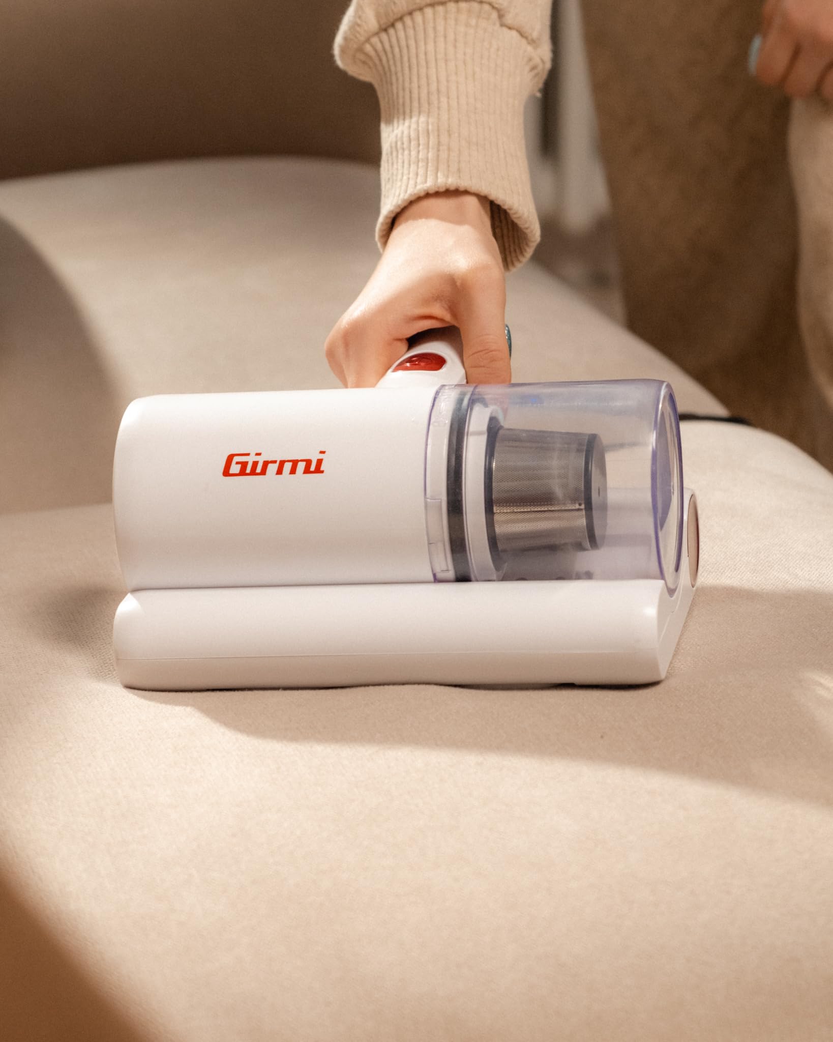 Girmi AP21 Battimaterassi, Aspiratore Anticari, Luce UV sterilizzante, Filtro HEPA, Cuscinetti VibraWave, Basso consumo 300W, Alta Potenza 10 kPa, Rimuove fino al 99% di allergeni e batteri, Bianco