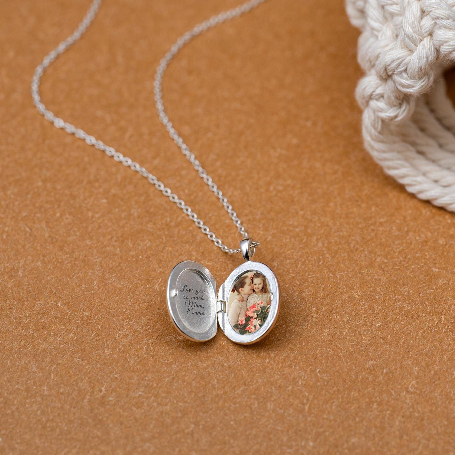 Su misura portafoto collana con fiore di nascita, inciso portafoto collana con nome con foto, commemorativo gioiello per mamma, Festa della Mamma per lei