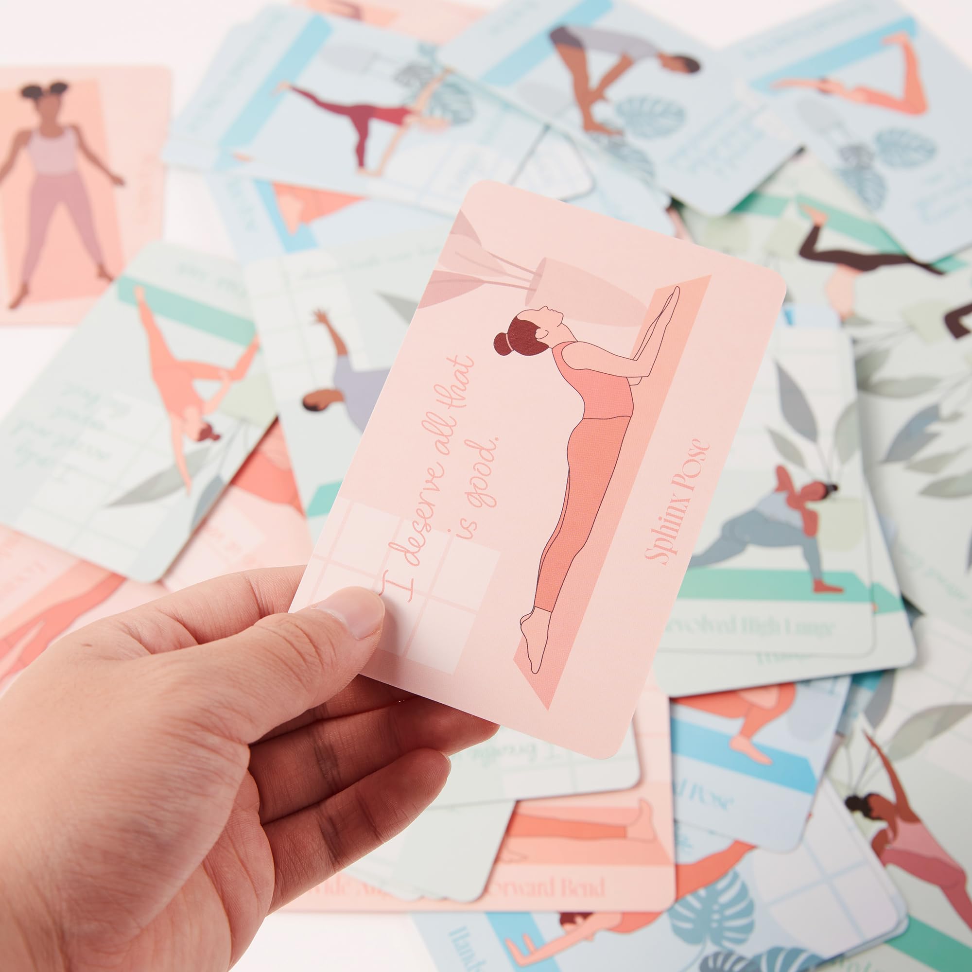 Myga Tarjetas de postura de yoga de afirmación – 70 tarjetas de ejercicio con nombre y afirmación sánscritos – Mini mazo de fitness y secuenciación para principiantes y yoguis avanzados – Tamaño
