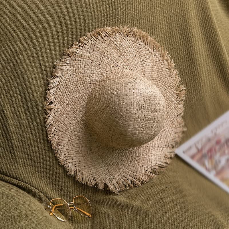 Chapeau de paille de raphia protégeant du soleil d'été avec large bord