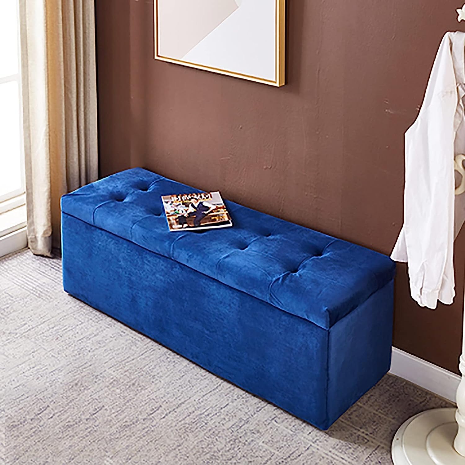 Banc de lit rembourré bleu pour créer un coin détente dans votre chambre