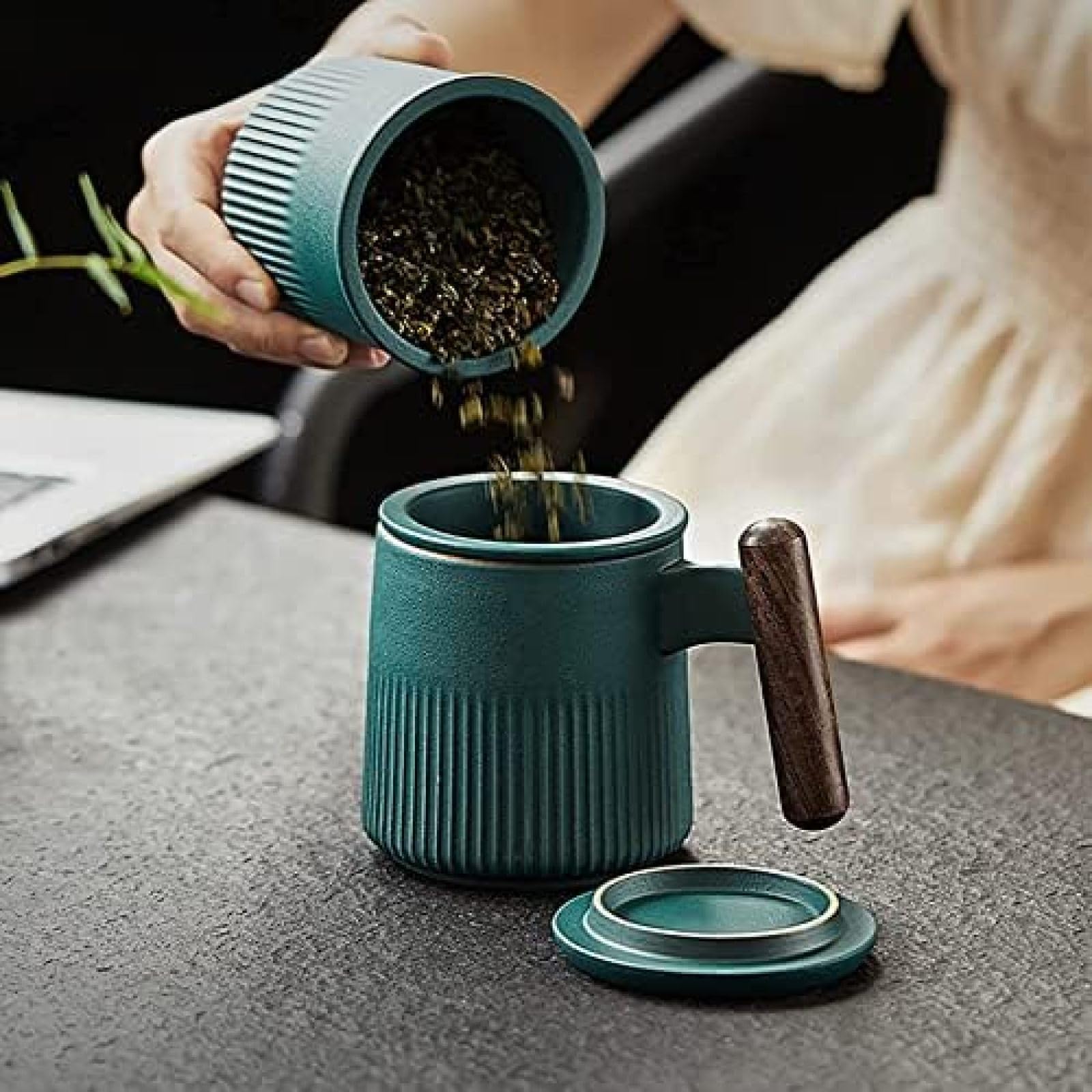 Tasse à thé avec Couvercle et passoire, Tasse en grès pour thé en Vrac ou sachets de thé, Tasse à thé en céramique de 360 ​​ML avec Manche en Bois, 2024