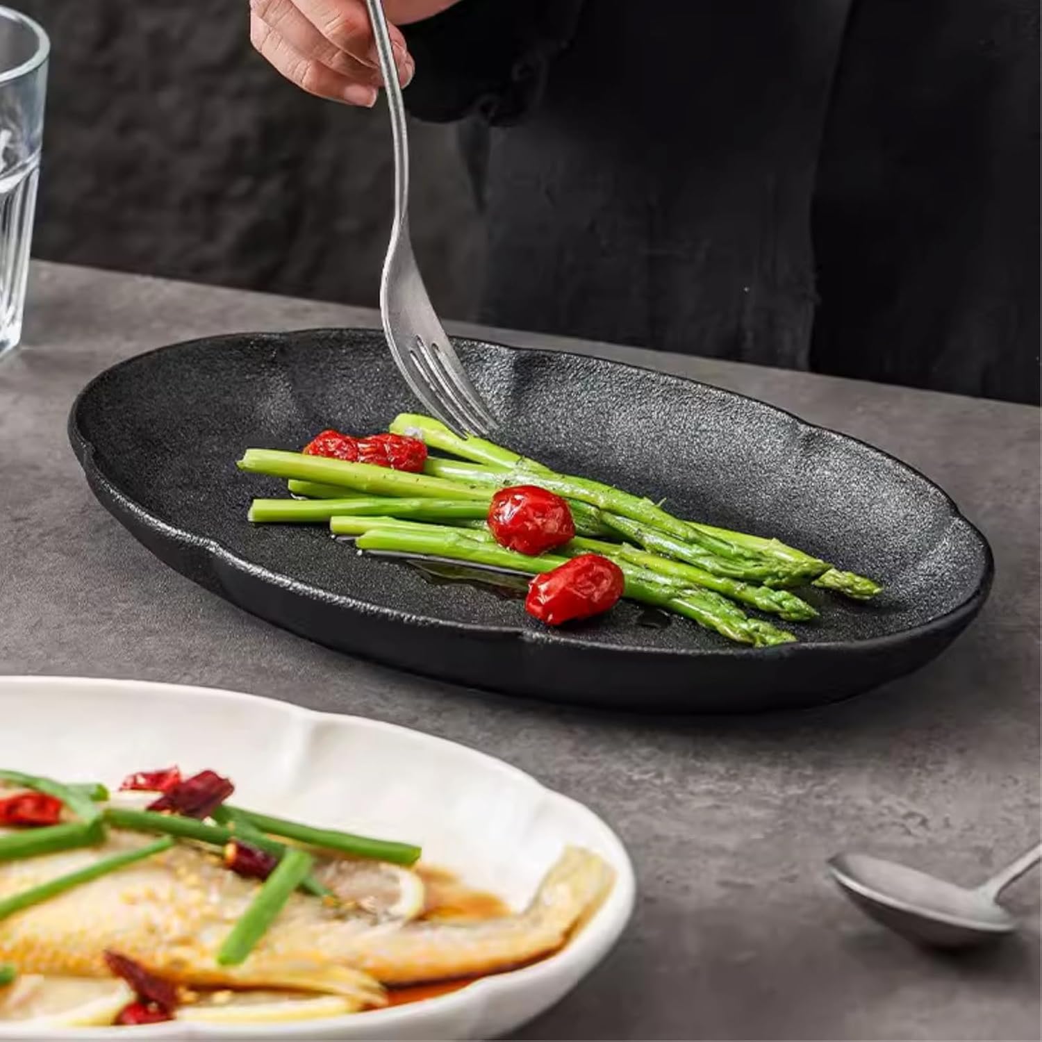 Simple black-and-white ceramic fish plate Home commercial simple fish plate -11-inch black