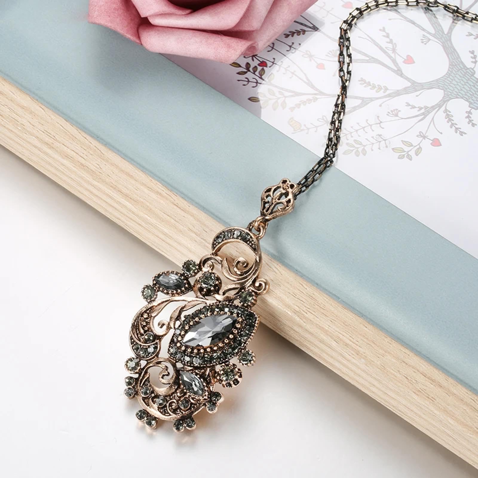Collana da Donna Collane a Catena con Ciondolo Collana con Ciondolo a Forma di Fiore in Cristallo Grigio per Donna Collana Lunga con Pendente in Resina Vintage