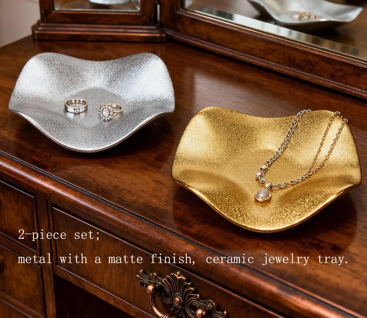 Ceramic jewelry tray with a luxurious metallic finish. 6.5-inch 2-piece set in gold and silver. Ring dish, ceramic jewelry tray, perfect for giving to friends, sisters, or mom. (Gold and silver)