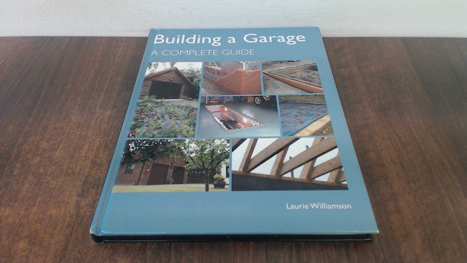 Building a Garage A Complete Guide by Laurie Williamson (Hardback Book)