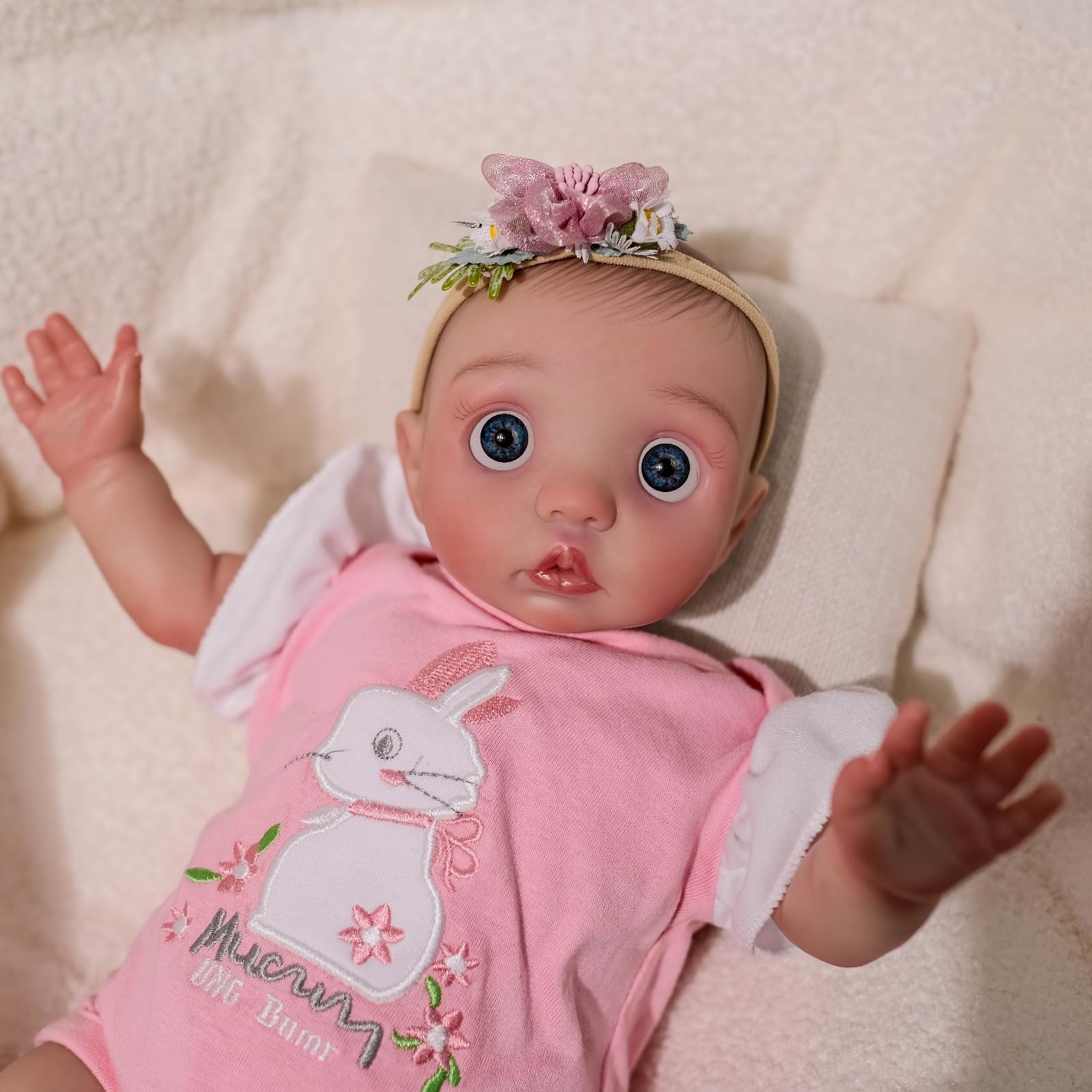 MineeQu Bambole Reborn - Bambola Realistica 16 Pollici, Prematuro Ricomposto, Capelli Pitturati a Mano, Occhi Blu, Onesie con Coniglio, Festaio Fiorito, Set Regalo