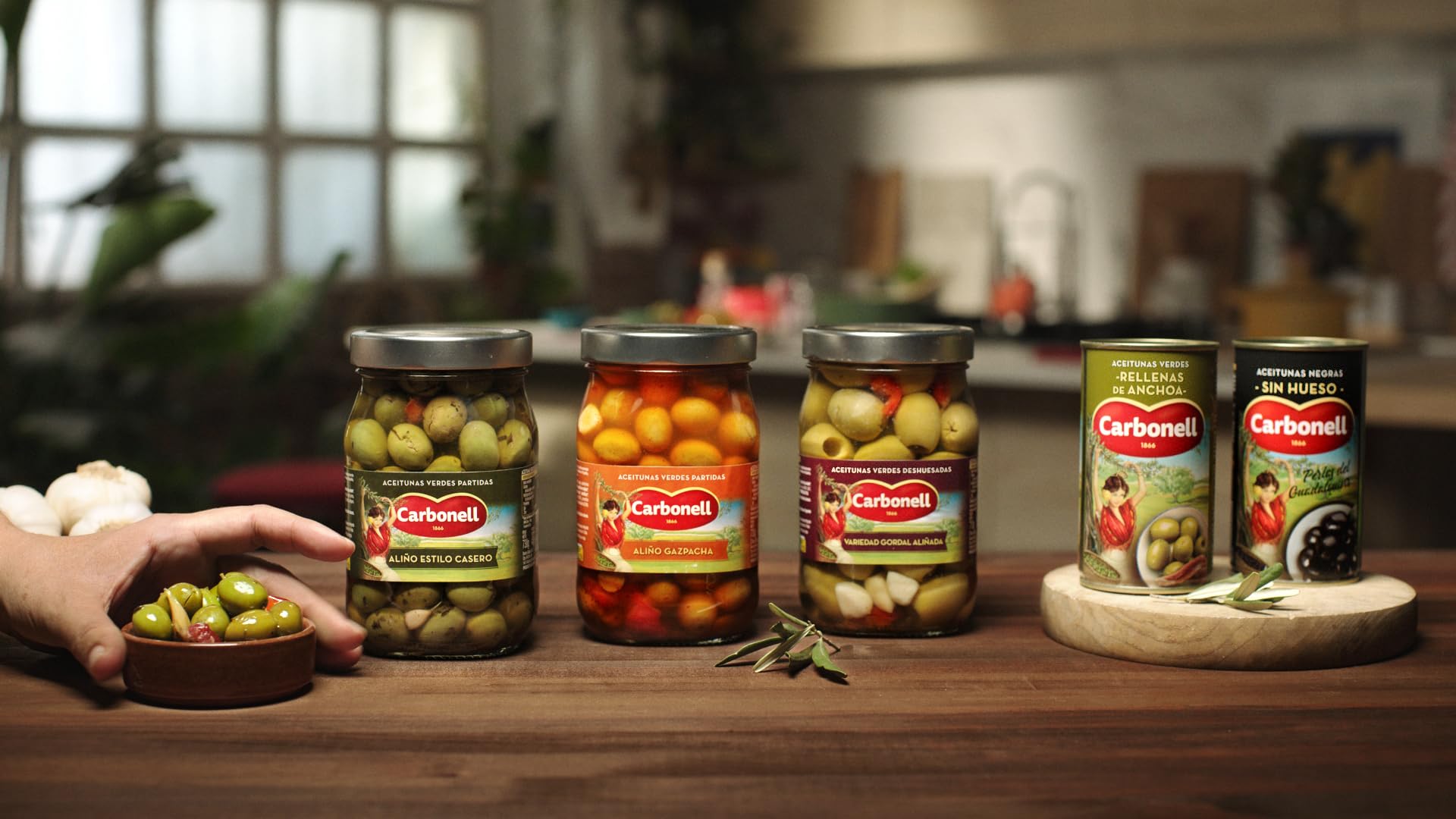Carbonell Aceitunas Verdes Partidas con Hueso Estilo Gazpacha Manzanilla Aliño Ajo Vinagre Guindilla Pimentón Rojo Picante 450 g