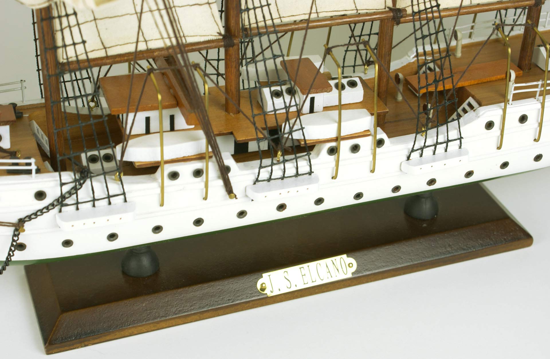 Maqueta montada de barco Juan Sebastián Elcano, Fabricada de forma artesanal, 57x36x9cm