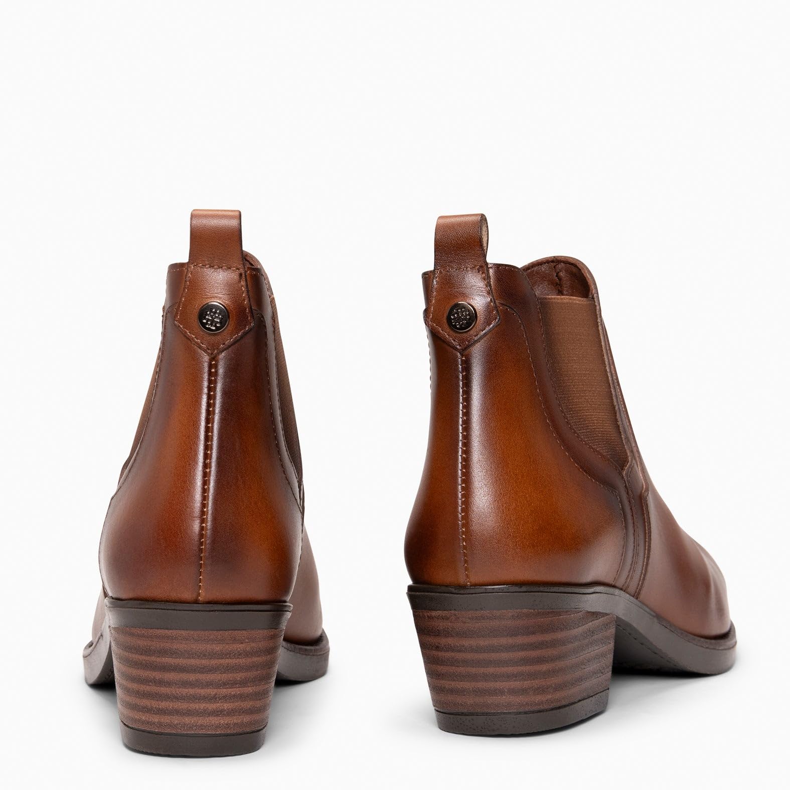 miMaO. Botines de tacón bajo para mujer en piel estilo campero. Calzado fabricado en España