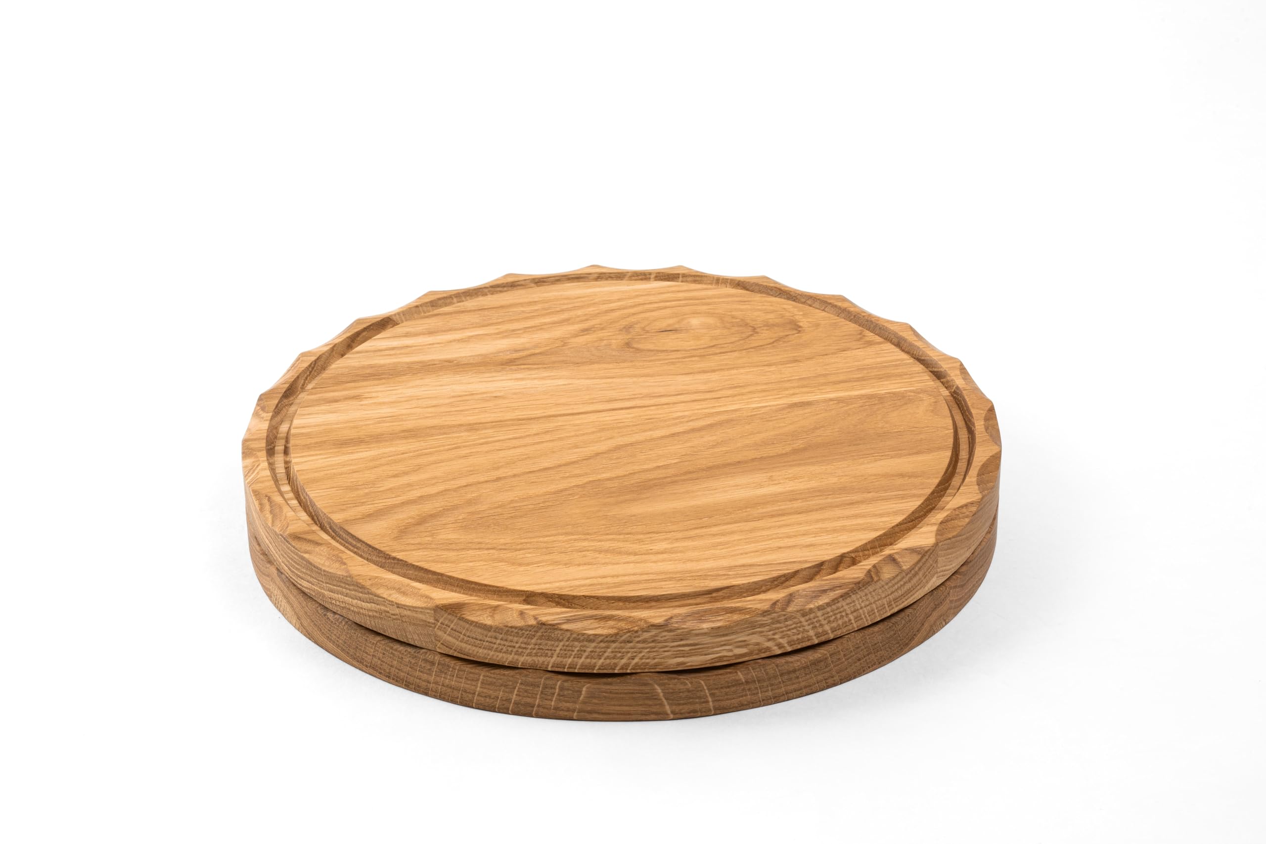 Arbor Lot de 2 assiettes en bois de chêne massif Ø 30 cm – Planches à découper et de service rondes avec bord à facettes et rainure à jus – Assiette en bois véritable de 2 cm d'épaisseur, huilée